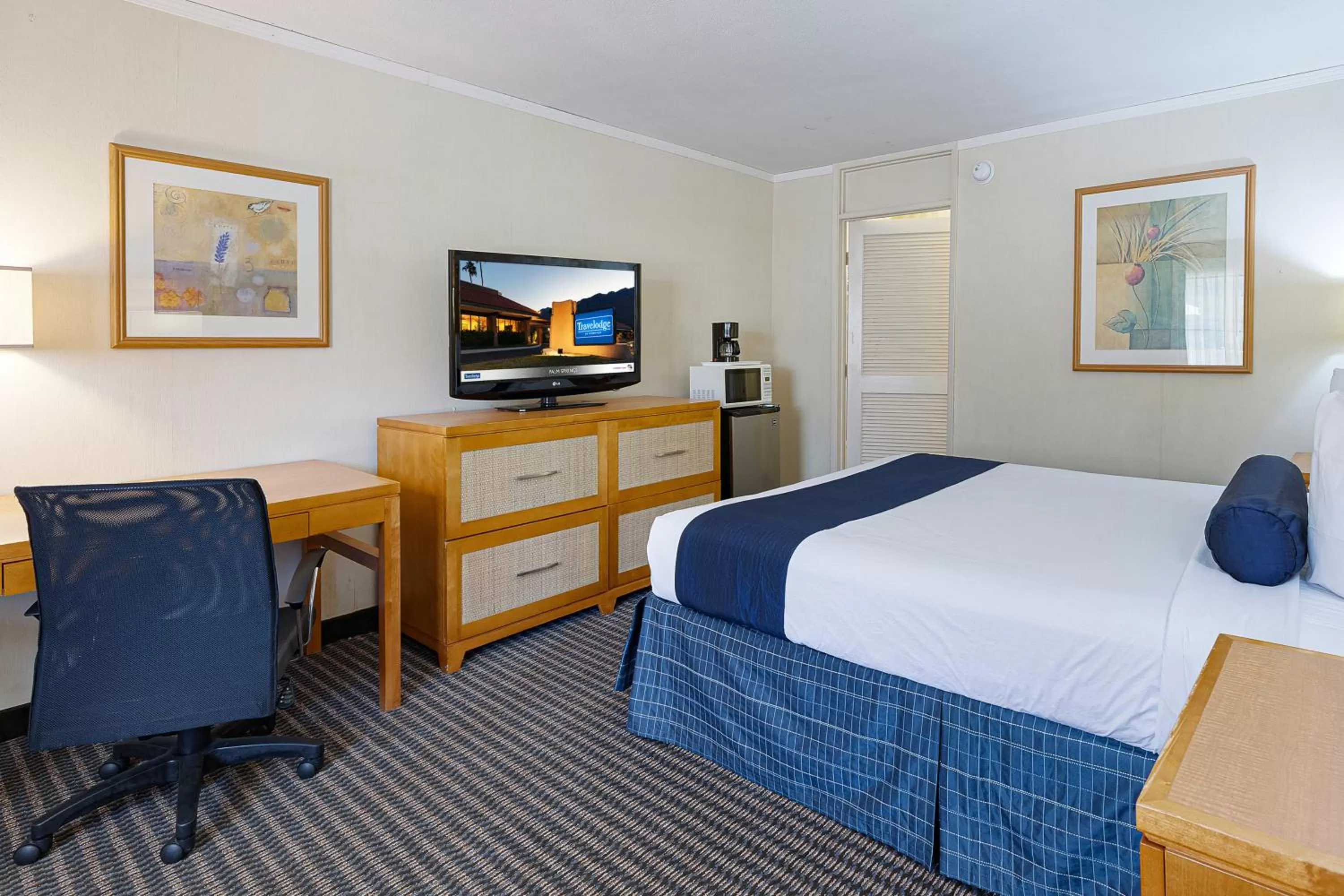 Bedroom, Bed in Travelodge by Wyndham Palm Springs