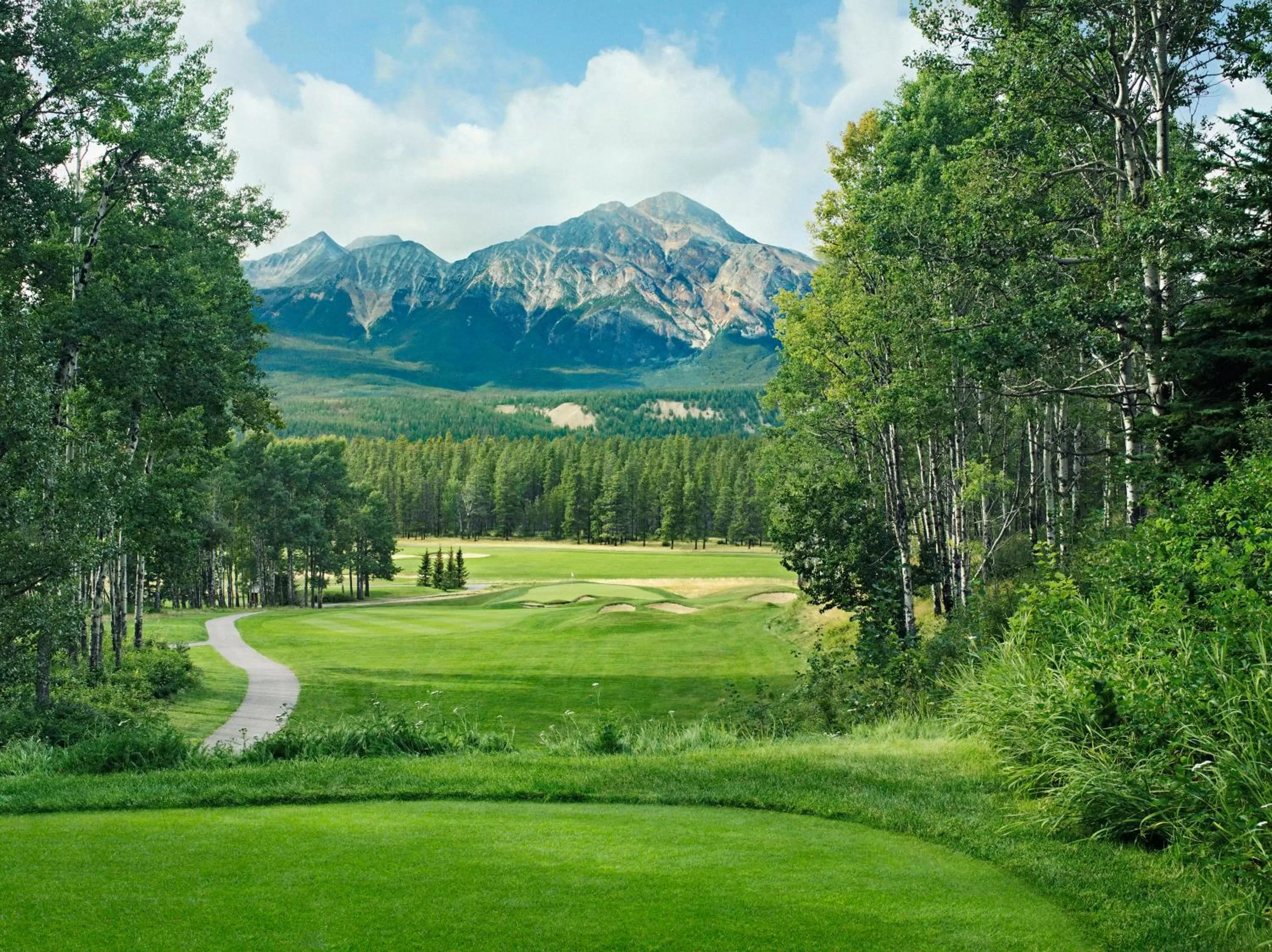 Golfcourse in Fairmont Jasper Park Lodge