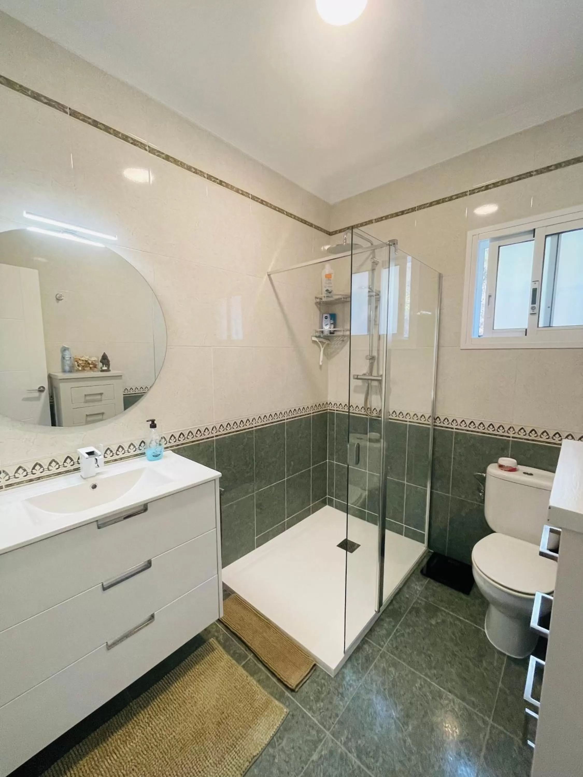 Bathroom in Casira, studios en kamers,Viñuela, Costa Del Sol