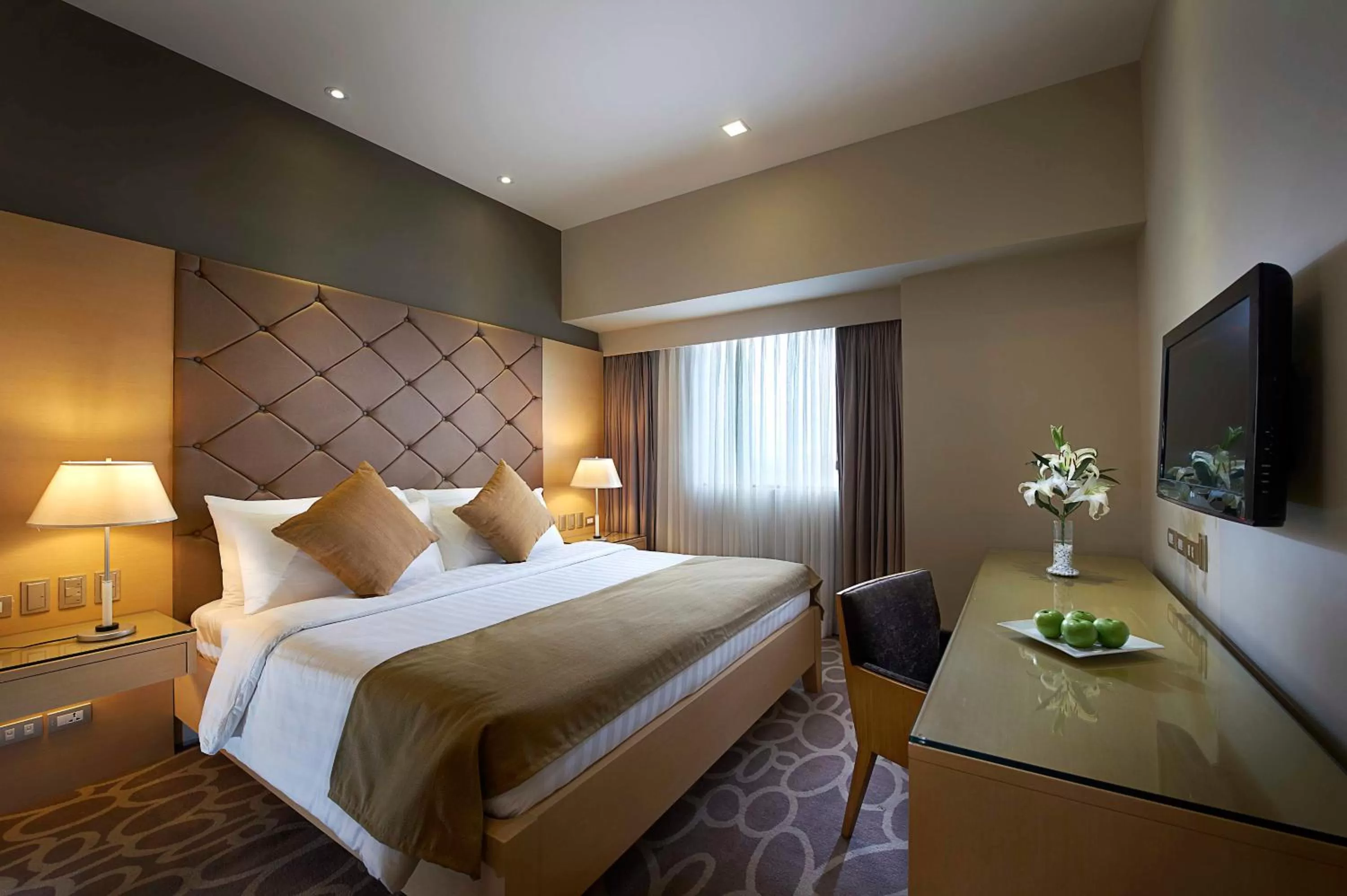 Bedroom, Bed in Berjaya Makati Hotel