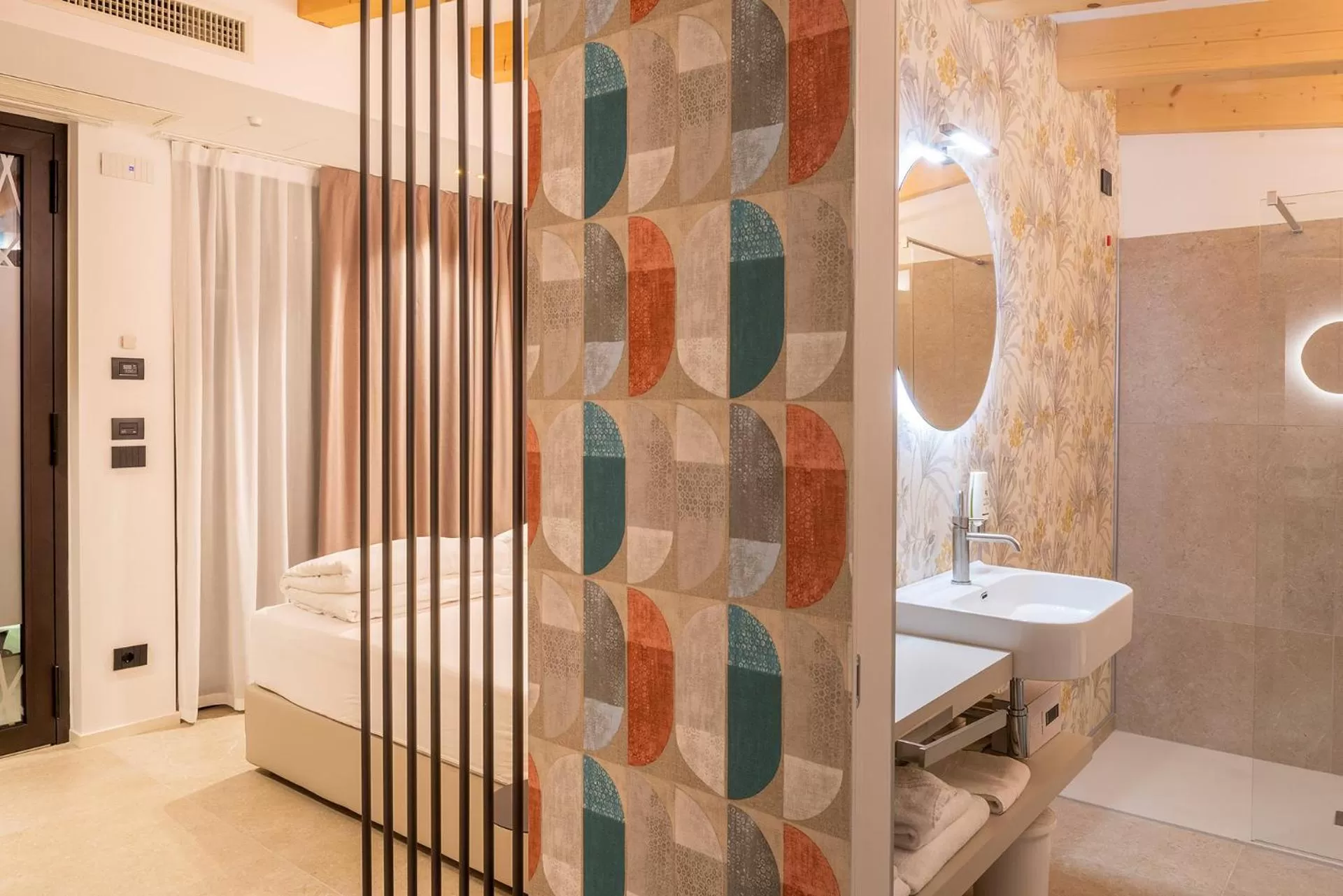 Bathroom, Bed in Relais Limonaia - Suites & Garden SPA