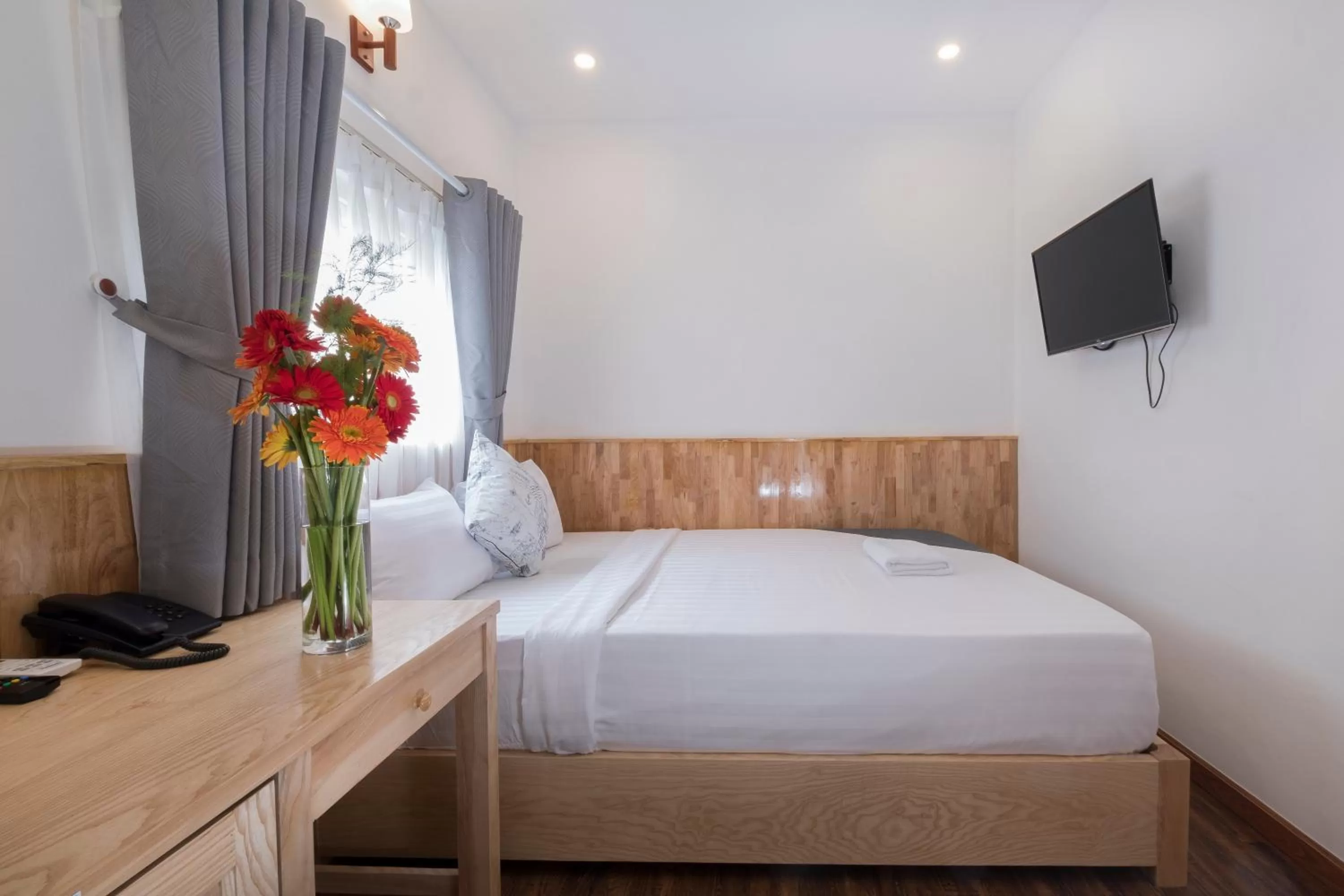 Photo of the whole room, Bed in Beauty House