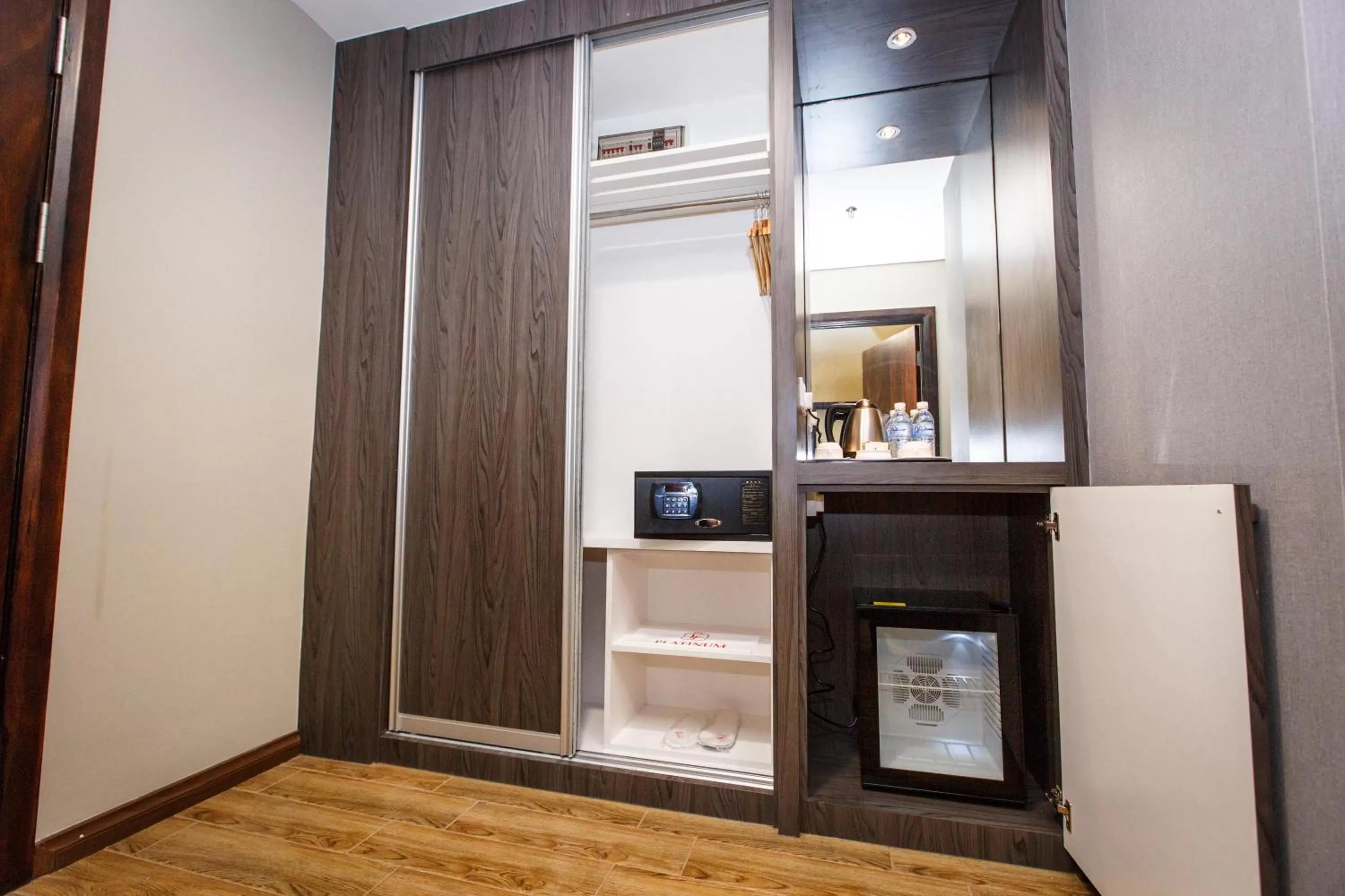 Coffee/tea facilities in Lintas Platinum Hotel