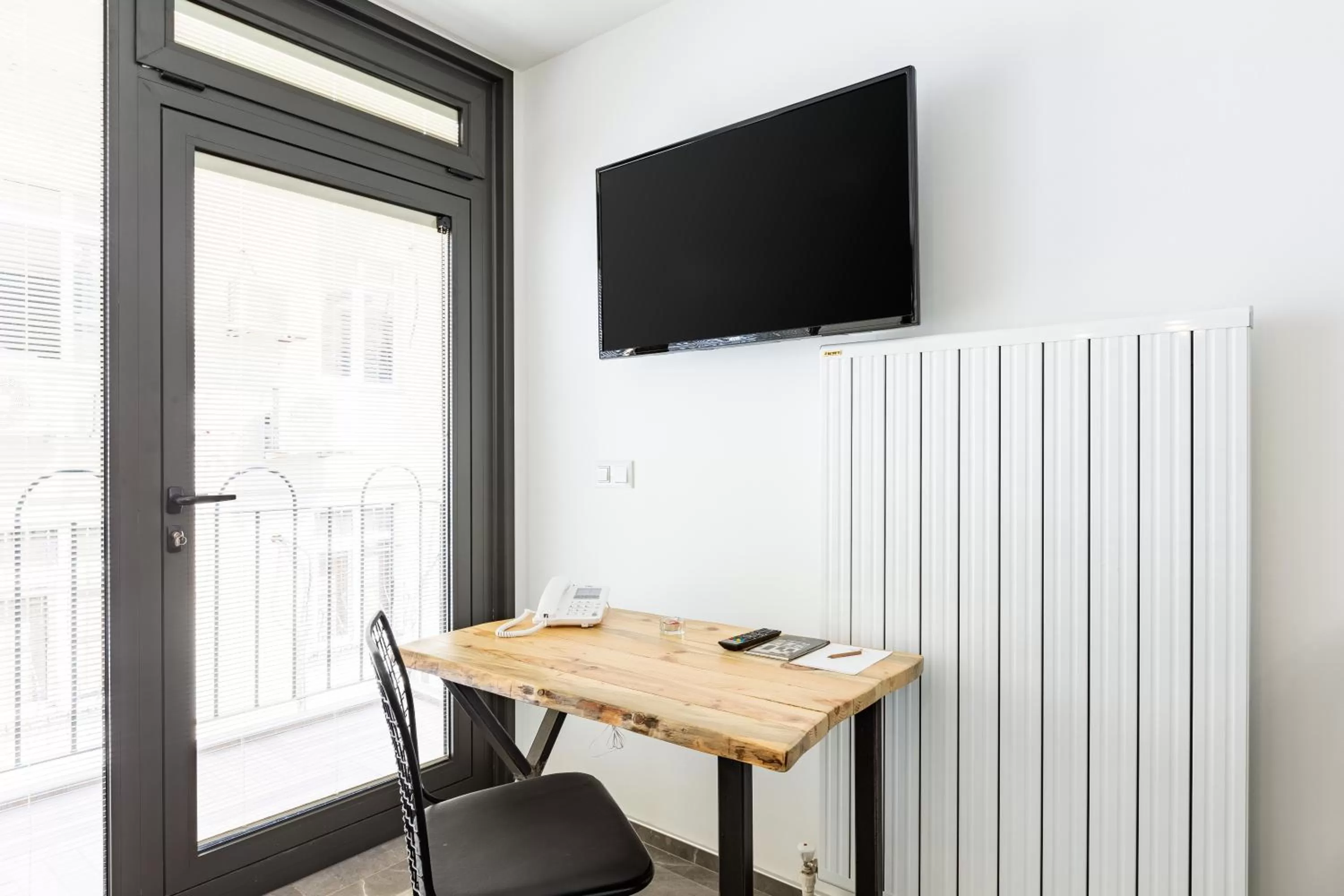 TV and multimedia in Villa Pera Suite Hotel