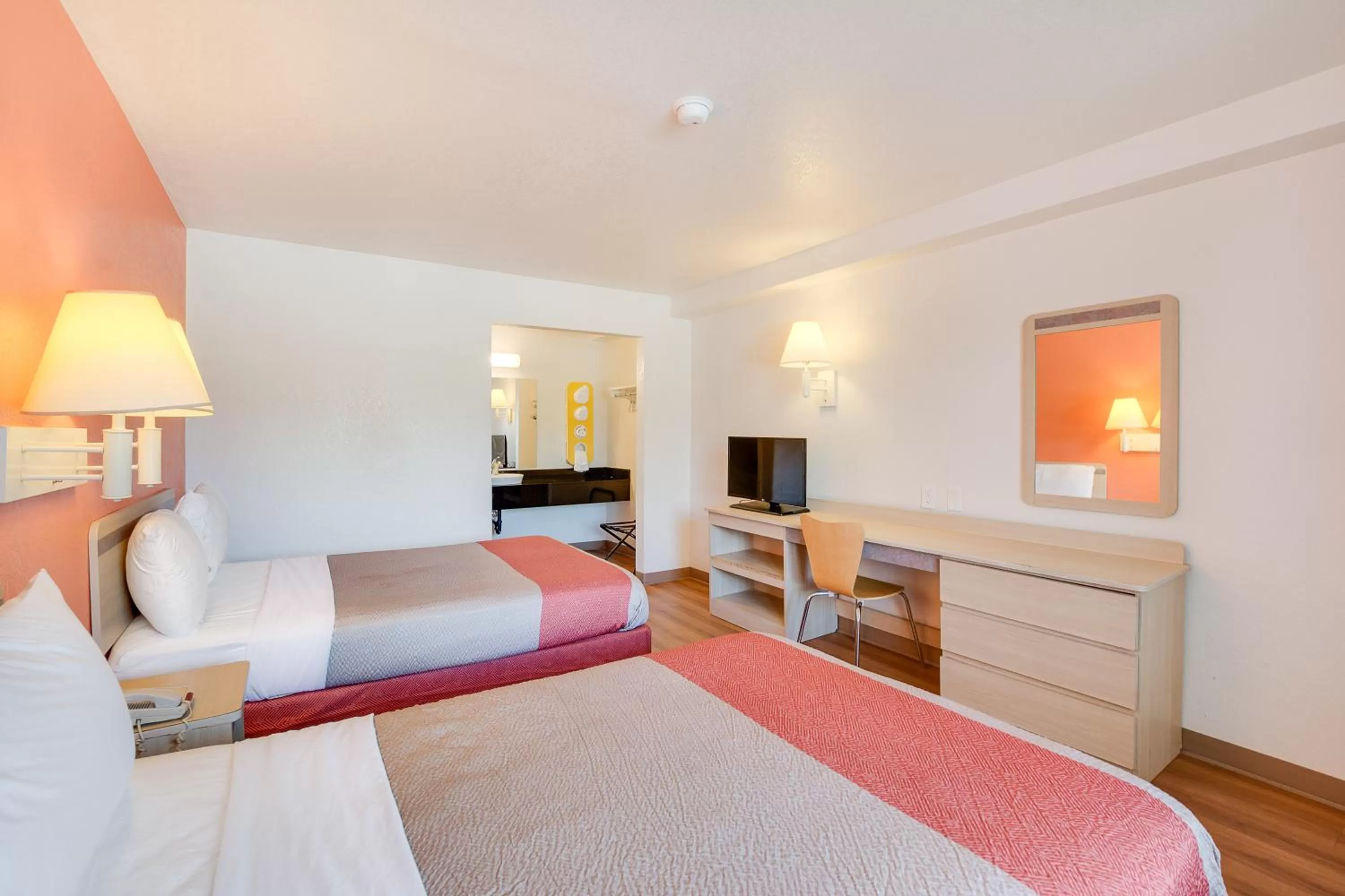 Bedroom, Bed in Motel 6-Columbus, OH - West