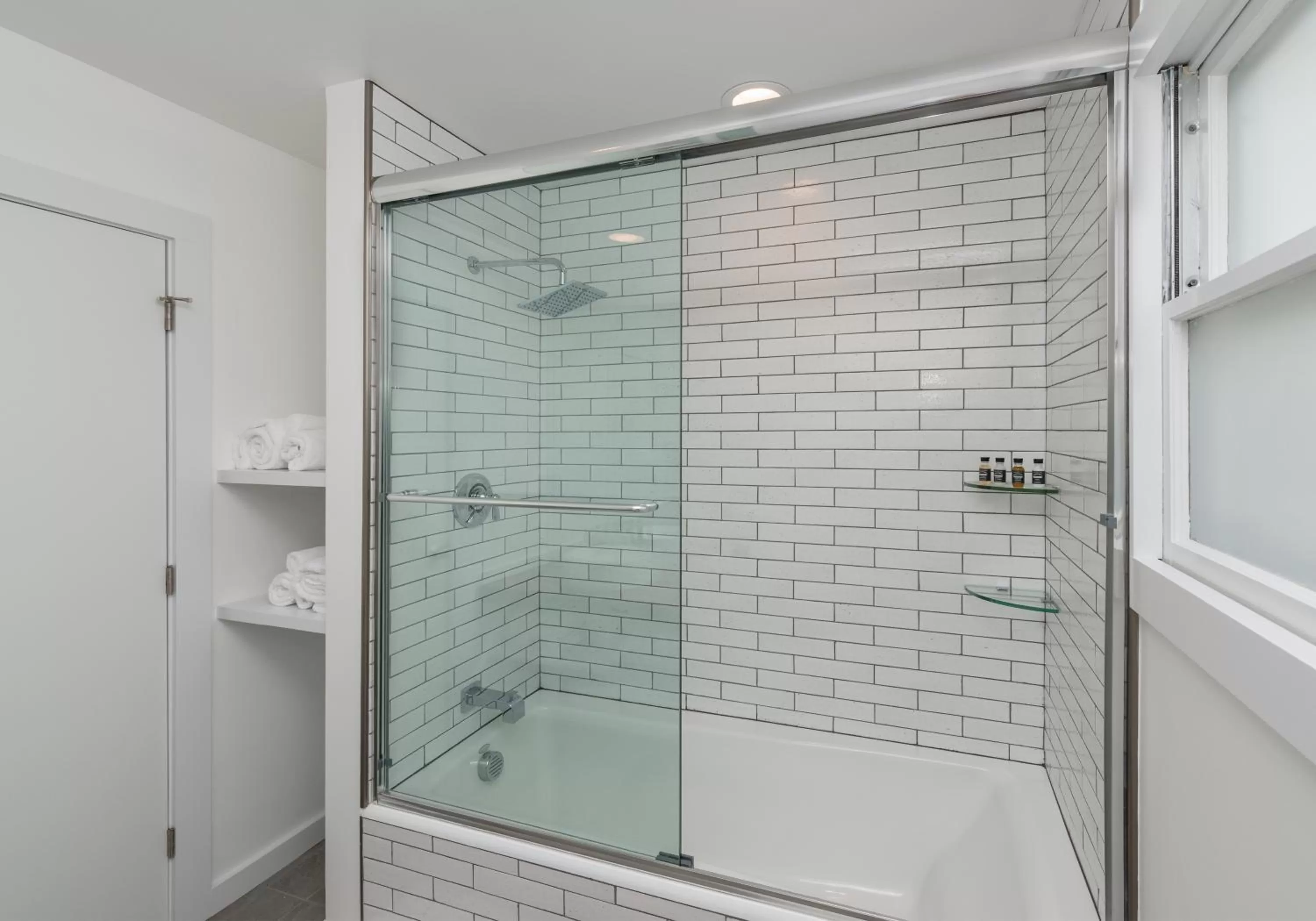 Shower, Bathroom in ViewPoint Hotel