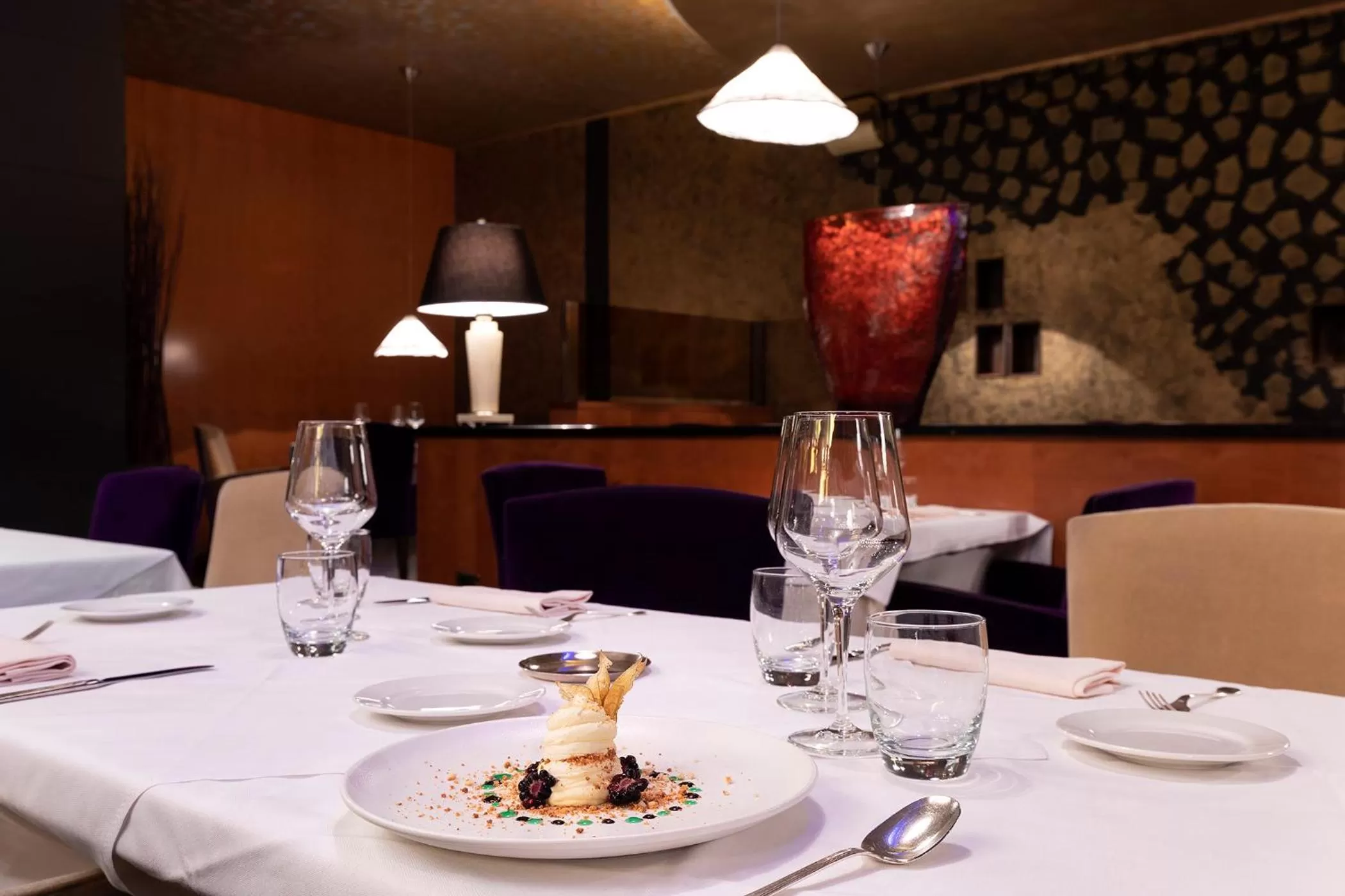 Restaurant/places to eat in Royal Hotel Carlton