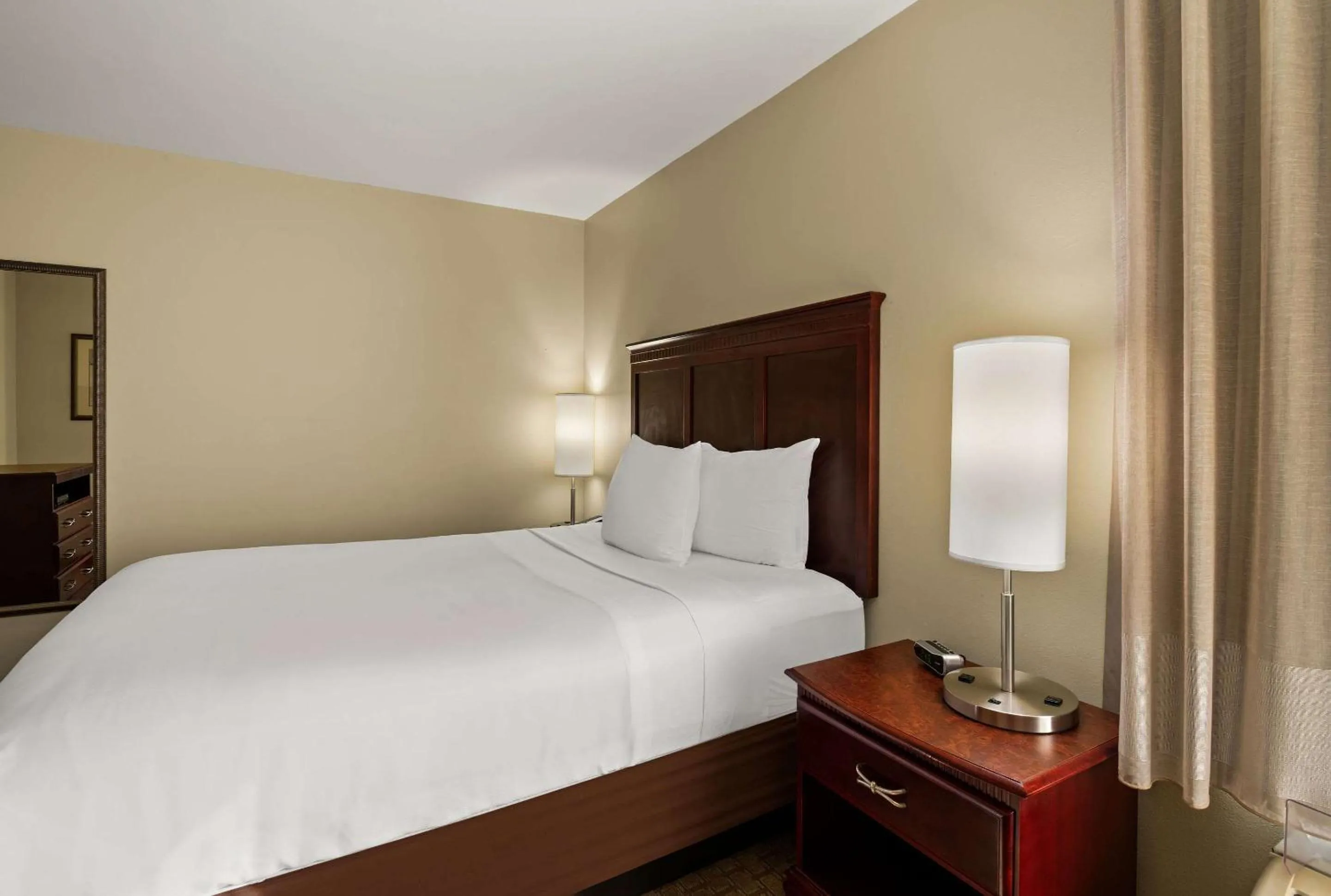 Bedroom, Bed in MainStay Suites Houma