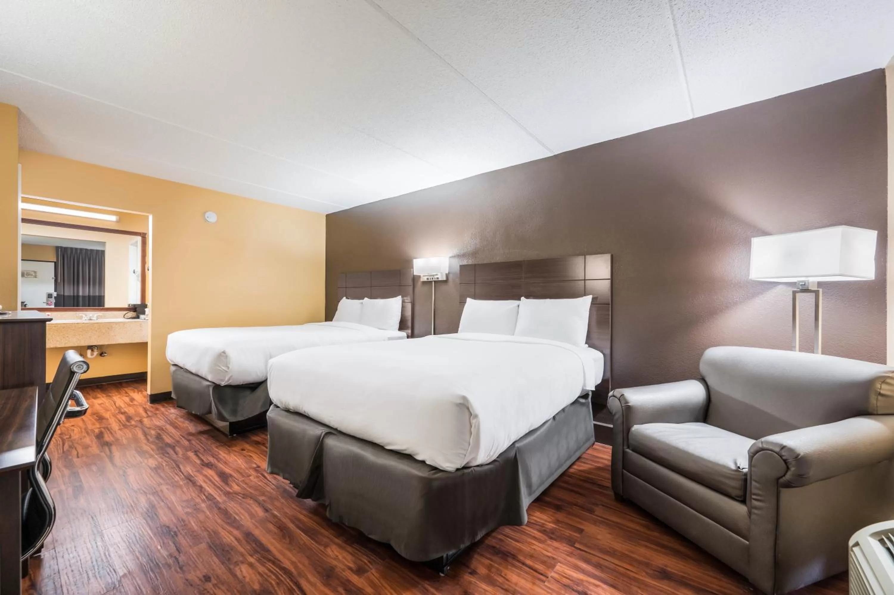 Queen Room with Two Queen Beds - Smoking in Econo Lodge Columbus near Airport