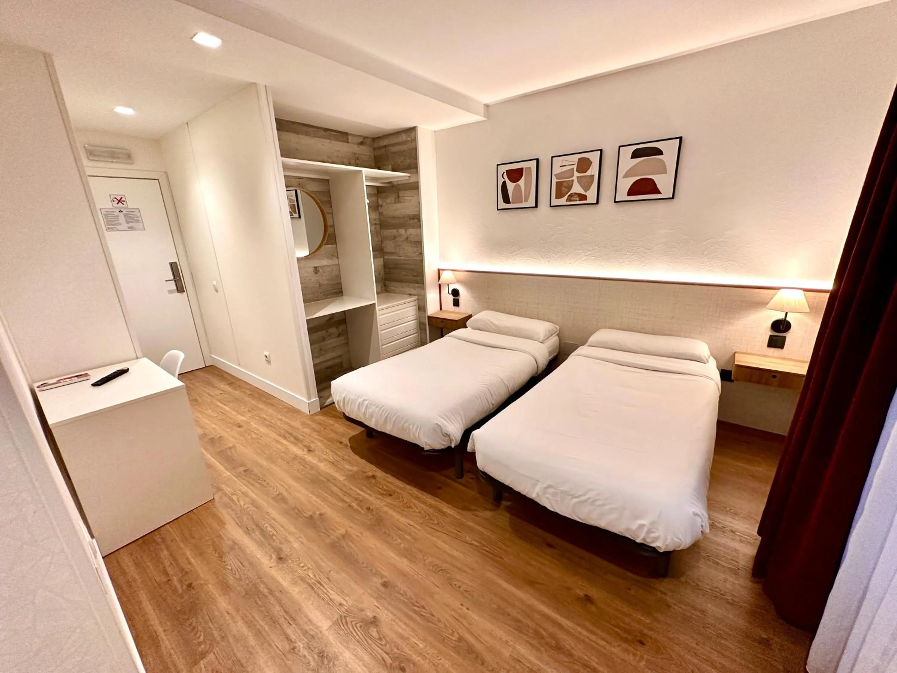 Photo of the whole room, Bed in Far Home Gran Vía