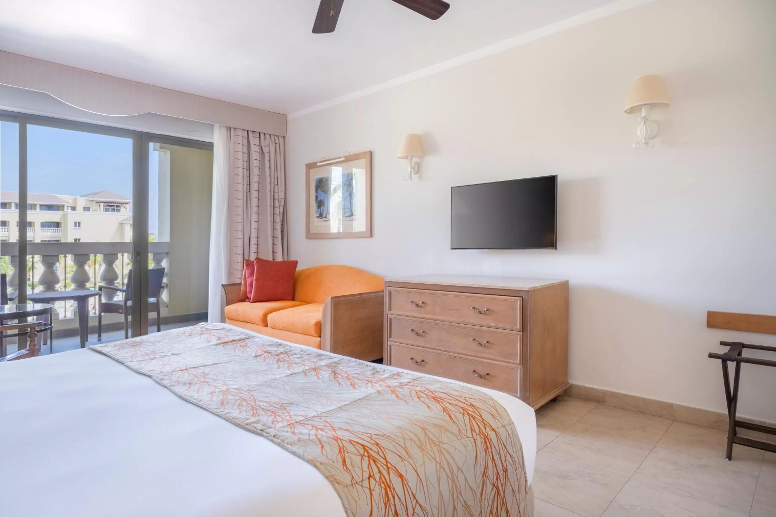 TV and multimedia, Bed in Iberostar Waves Rose Hall Beach - All Inclusive