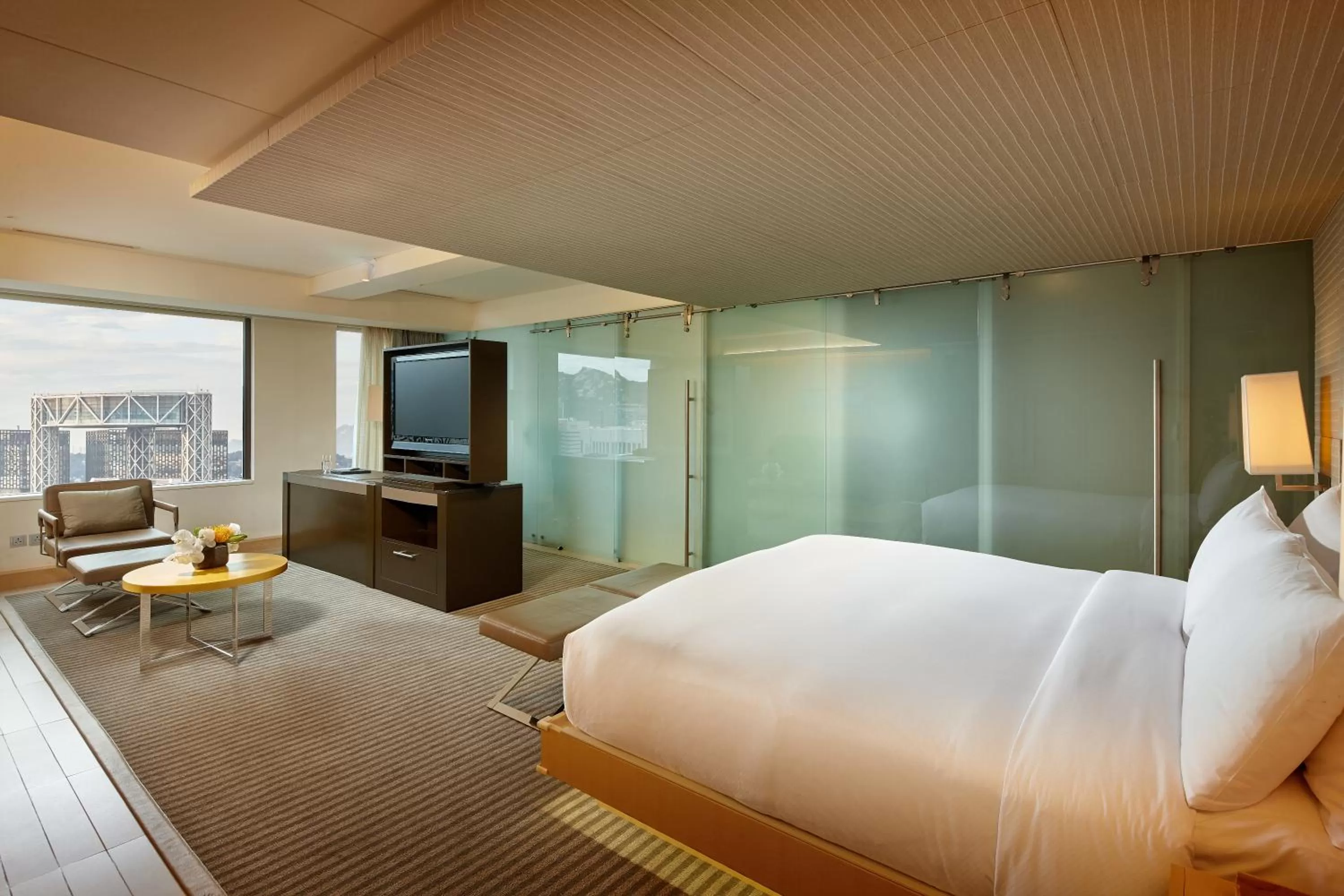 Photo of the whole room, Bed in Lotte Hotel Seoul
