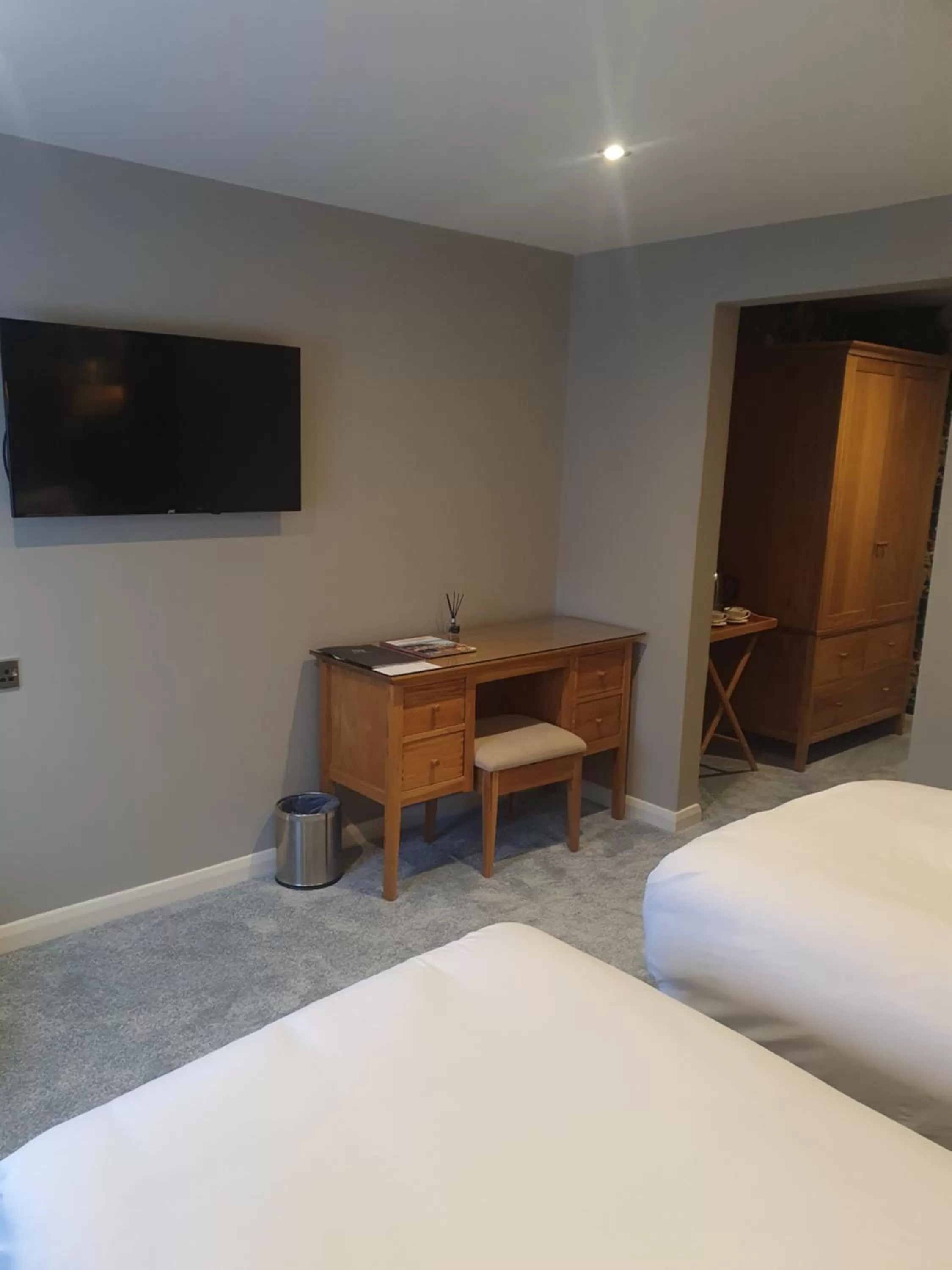 Bed, TV/Entertainment Center in The General Tarleton