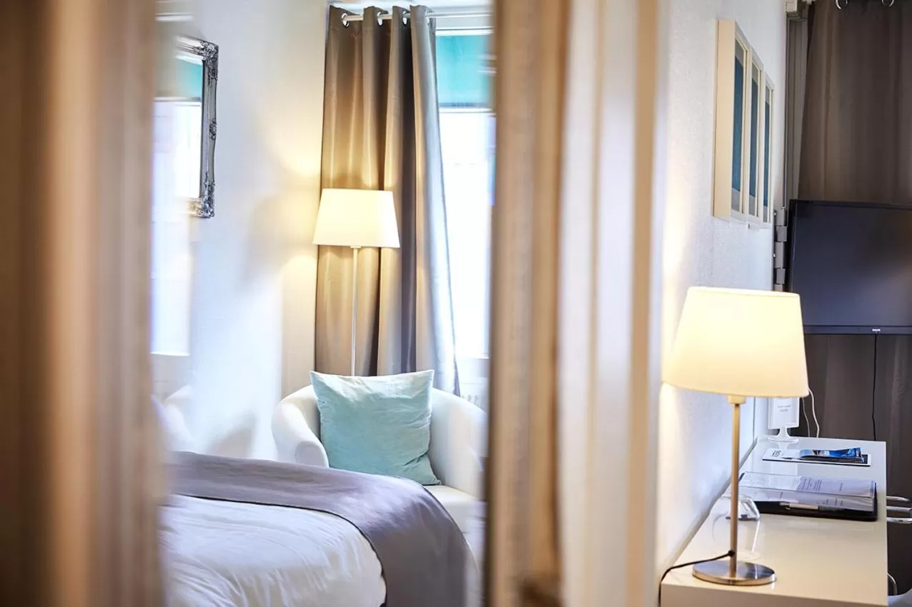 Communal lounge/ TV room, Bed in Hotell Västerås