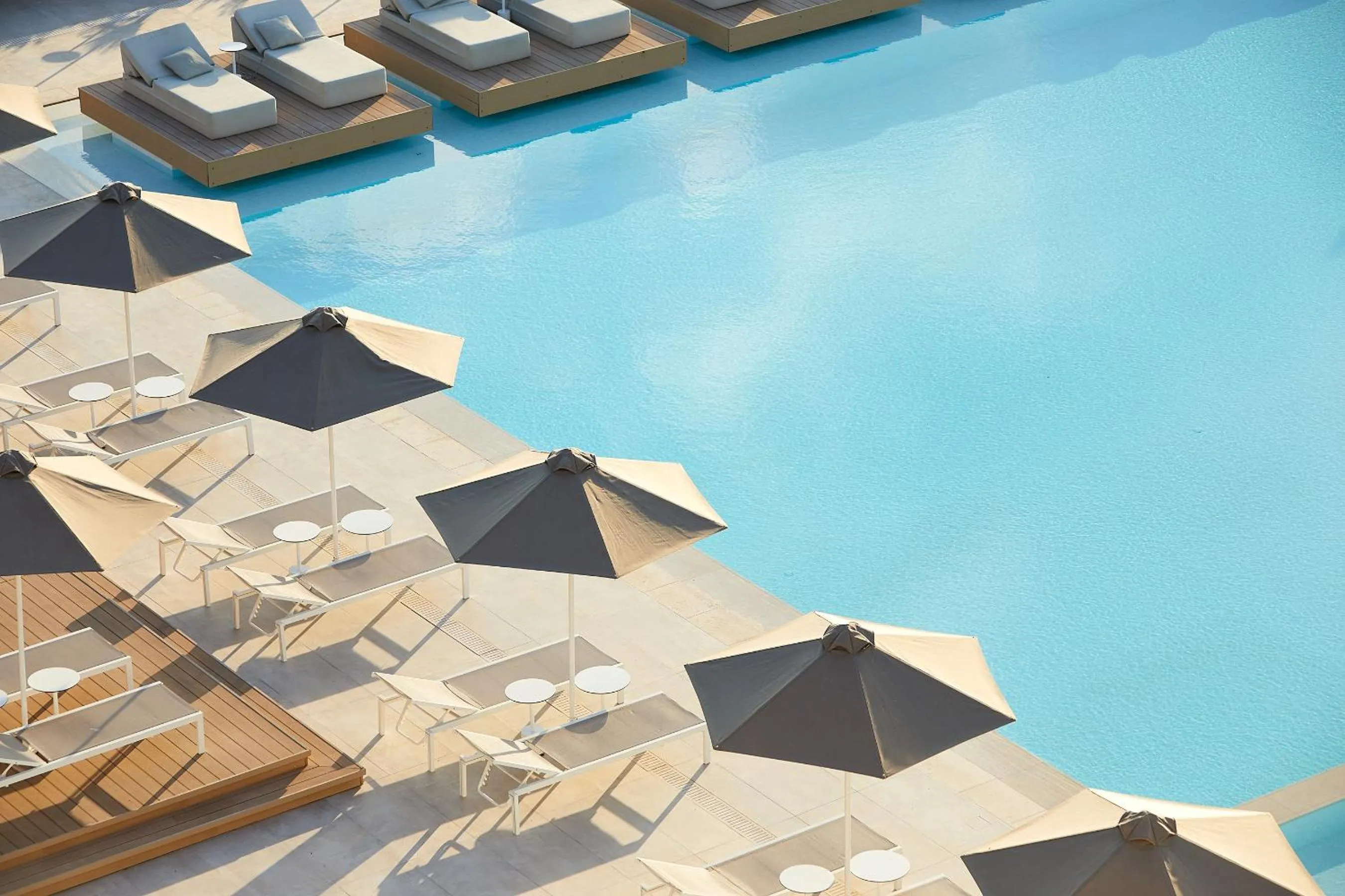 Swimming pool in Vincci EverEden