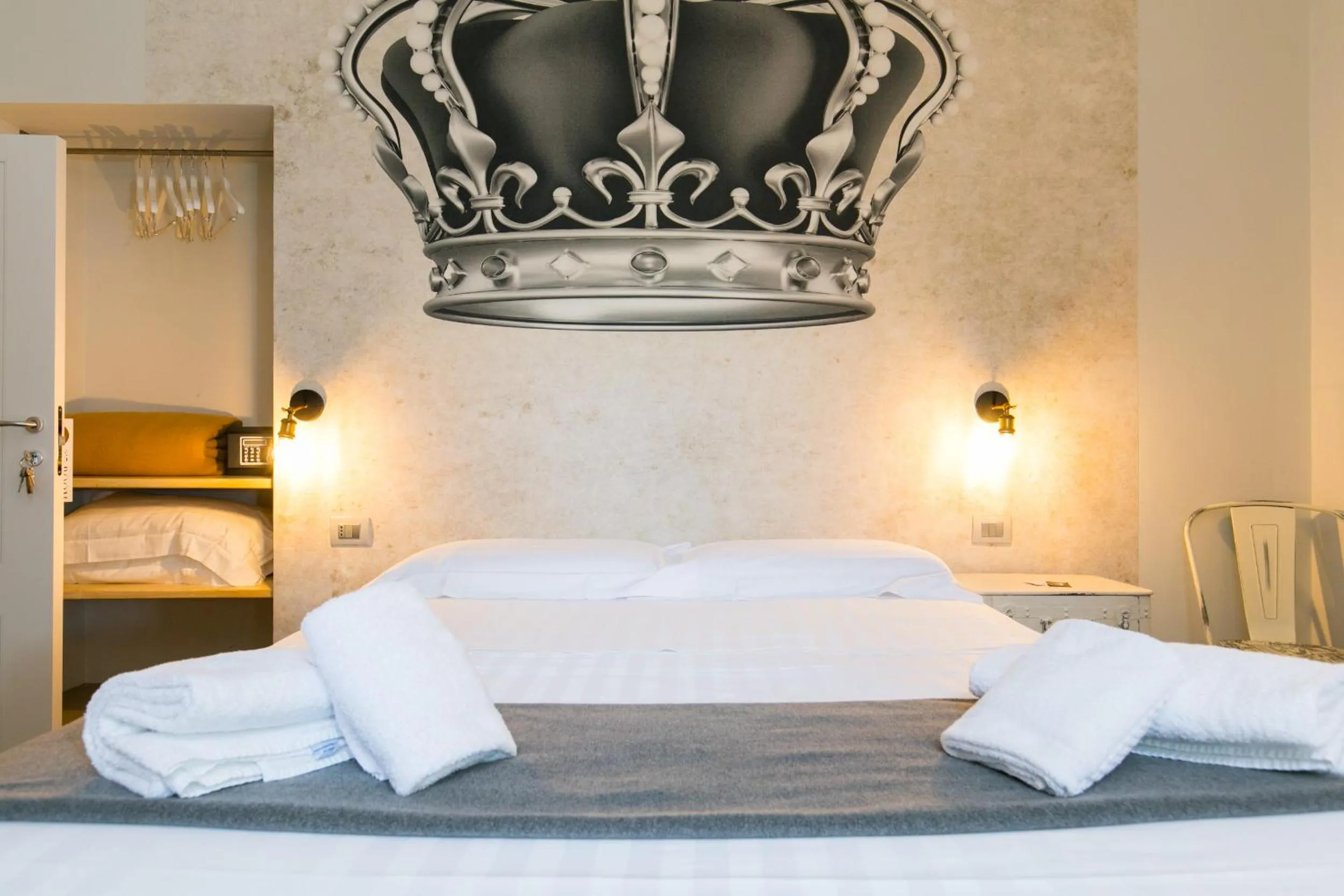 Photo of the whole room, Bed in Trevi Contemporary Suite