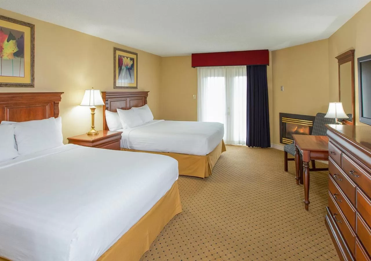 Superior Queen with Fireplace and River View - Hotel in Music Road Resort Hotel and Inn