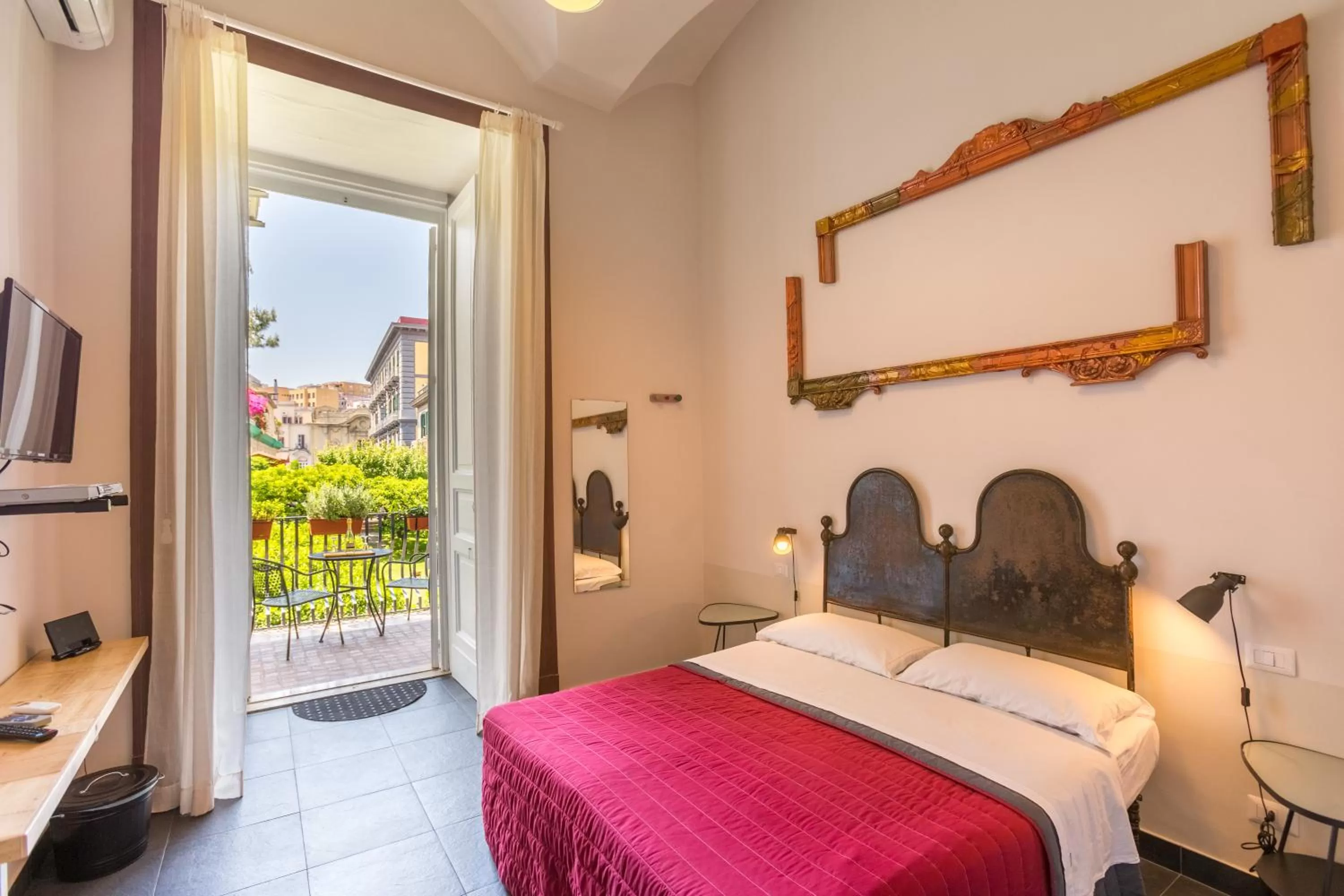 Garden view, Bed in The Bellini House by House In Naples