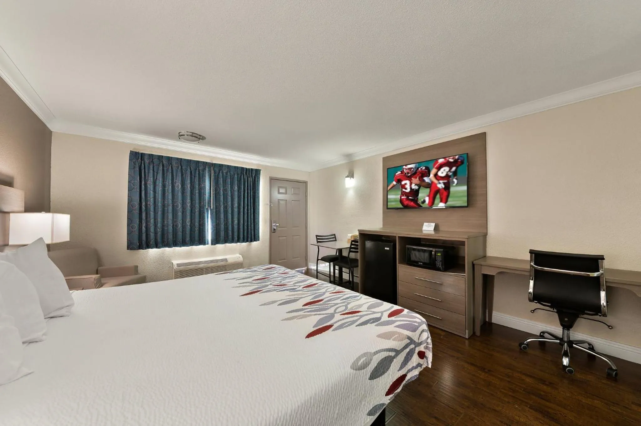 Photo of the whole room, Bed in Red Roof Inn Los Angeles - Bellflower