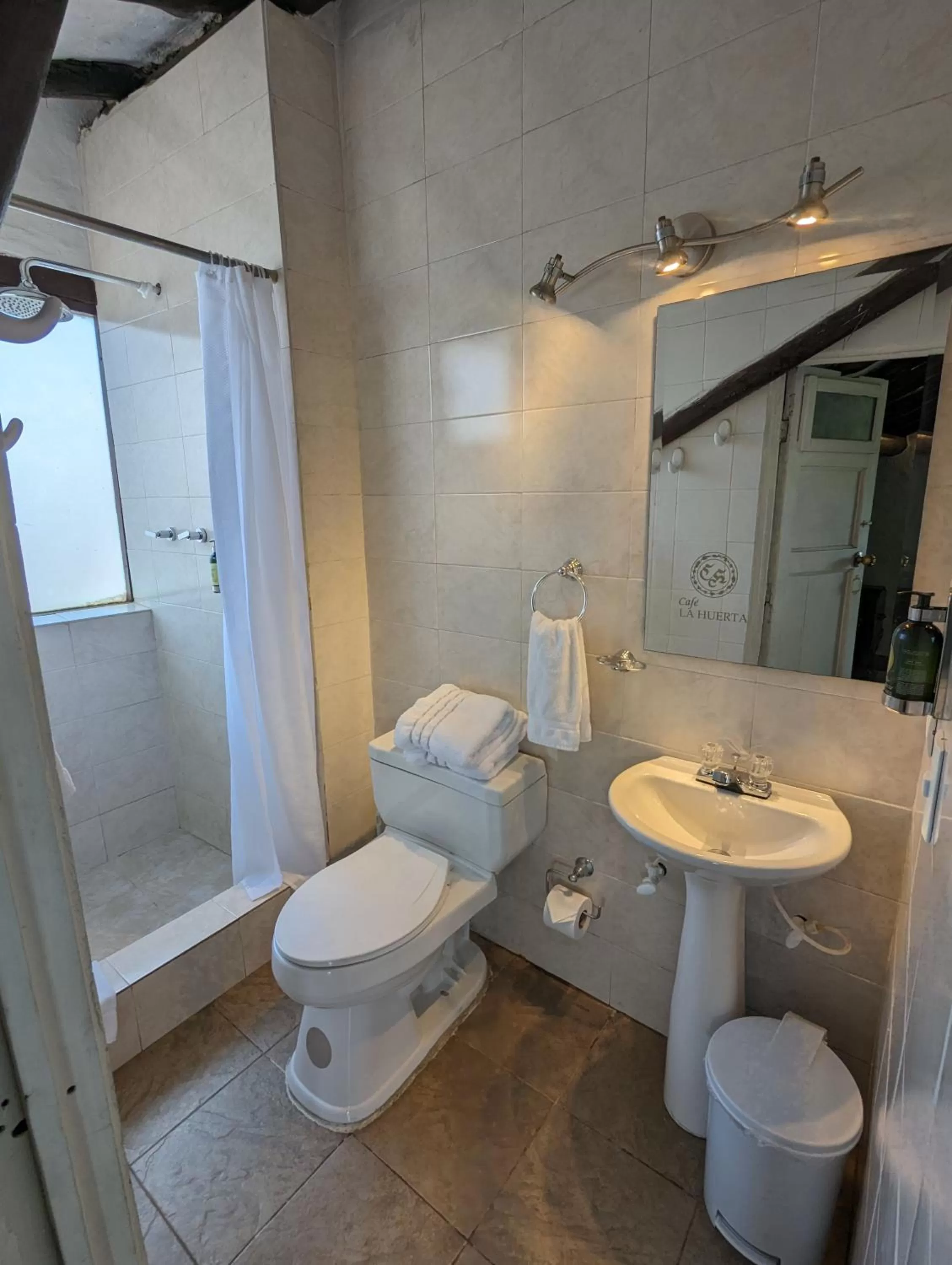 Shower in Posada Cafe La Huerta
