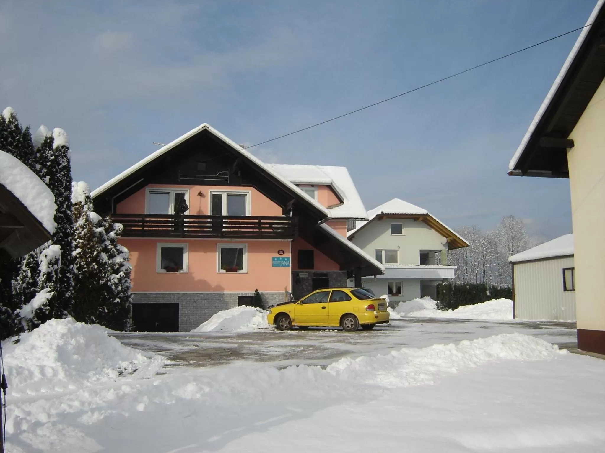 Area and facilities in Rooms & Apartments Jana