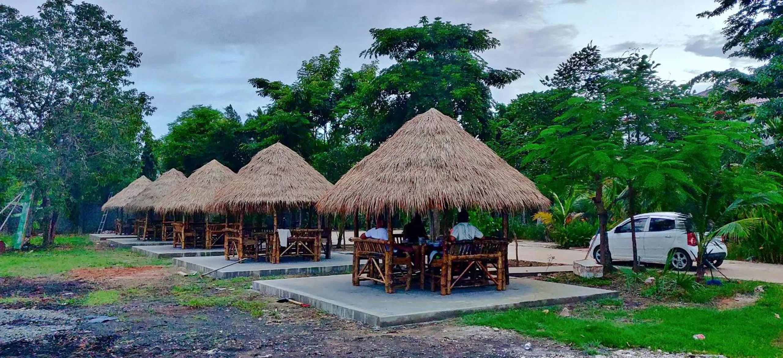 Restaurant/places to eat in Glorious Hotel