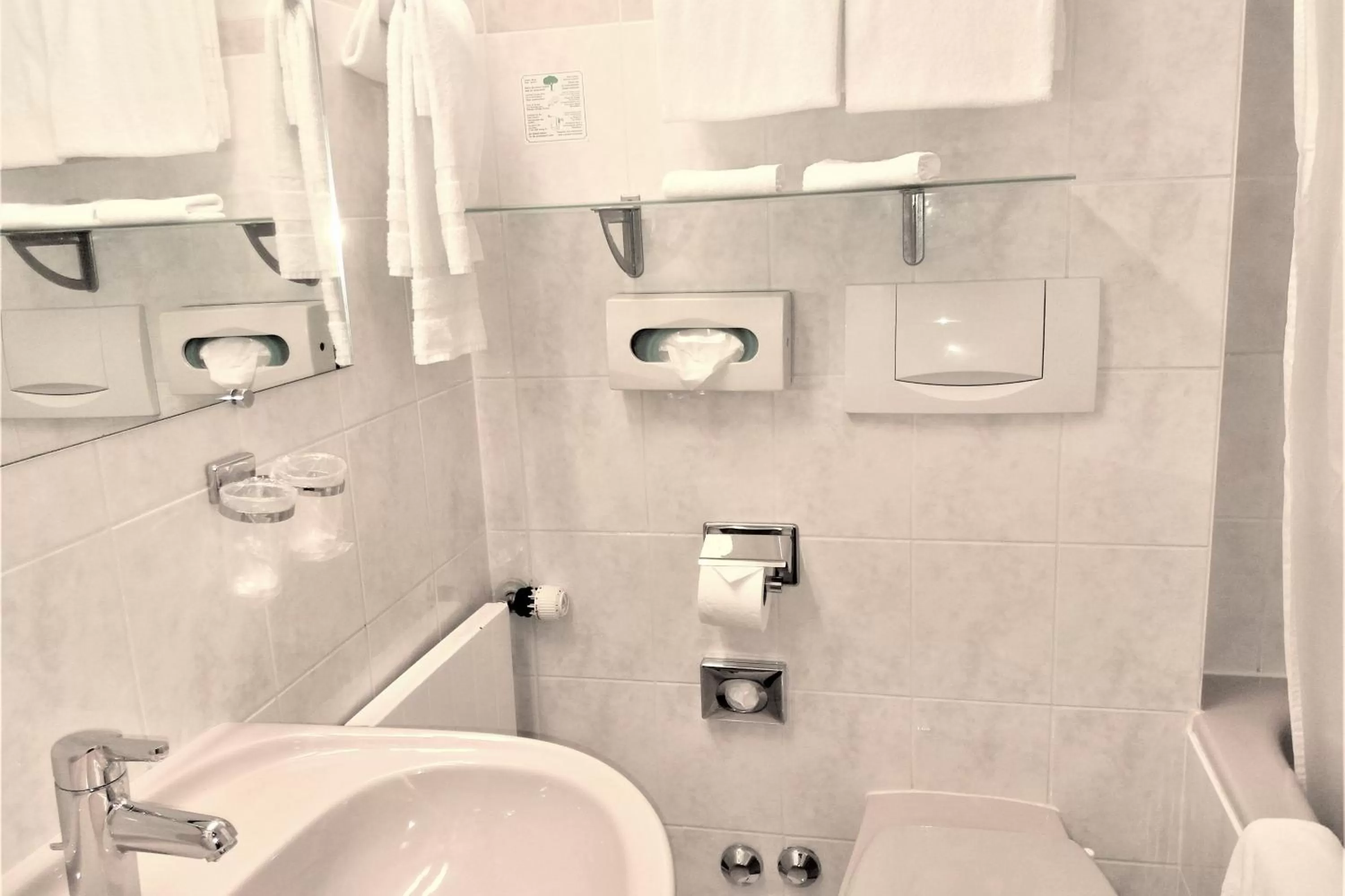 Bath in Hôtel Astoria