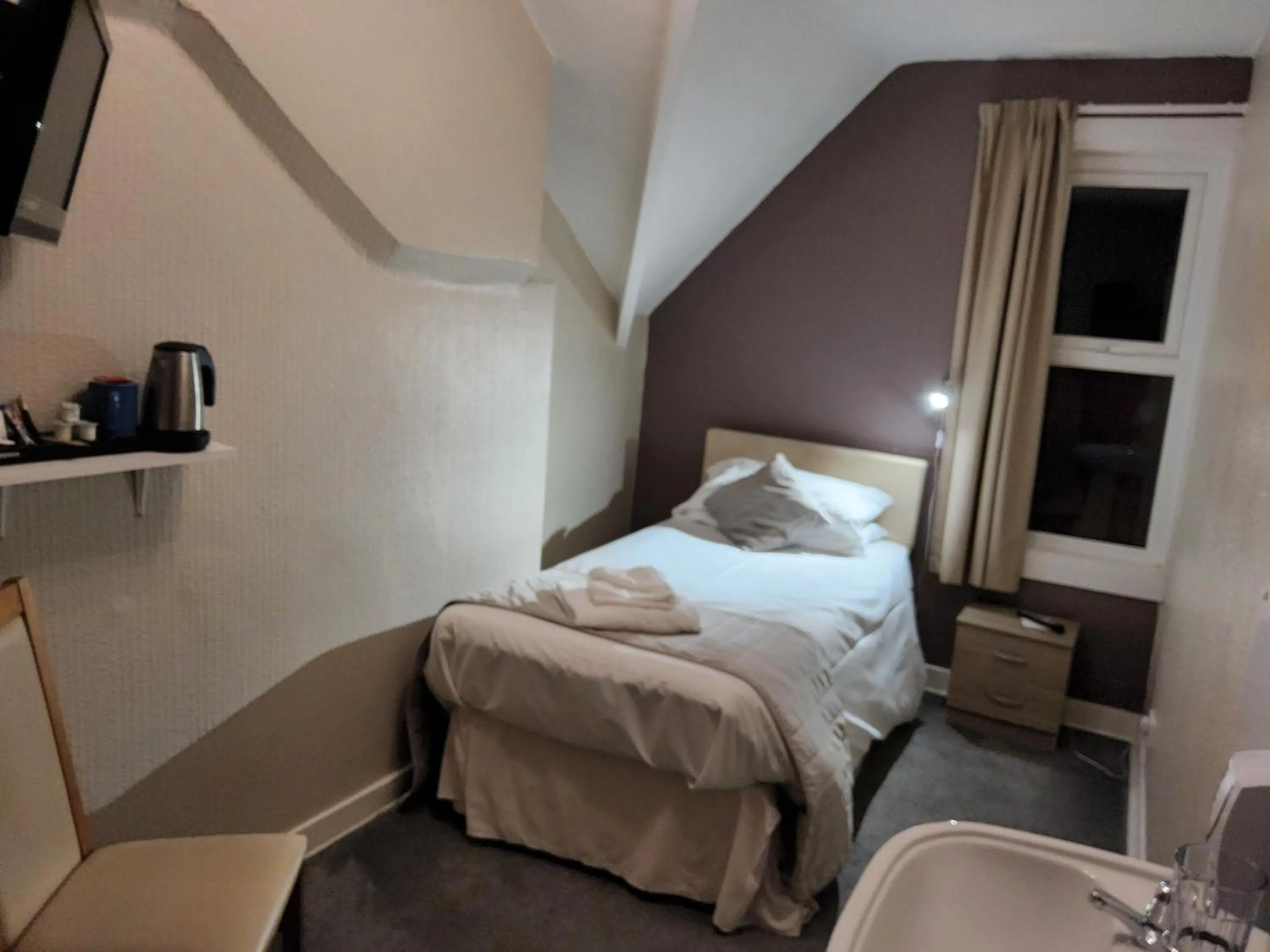 Photo of the whole room, Bed in The Avenue Hotel