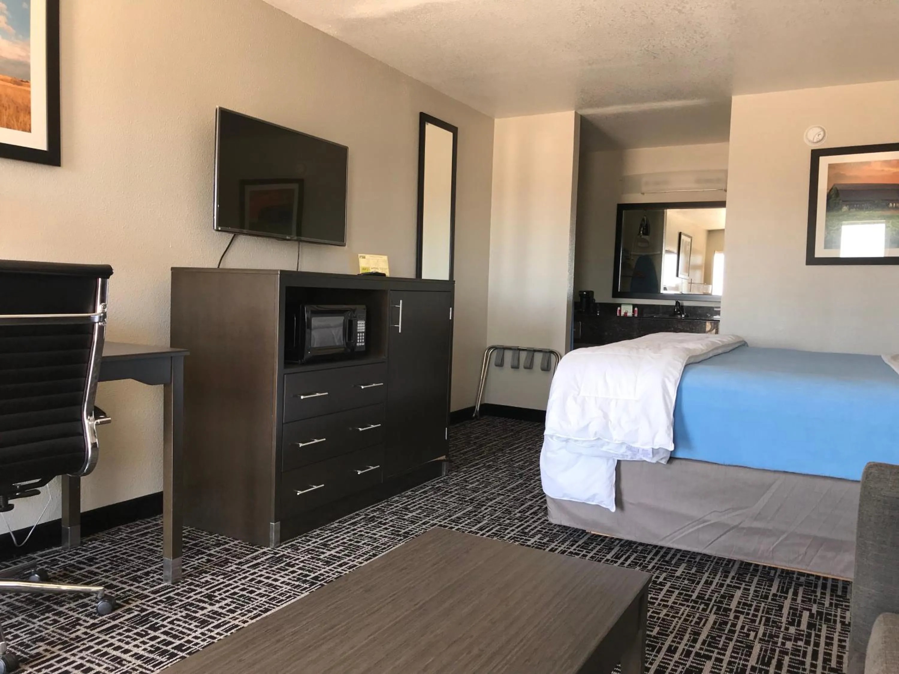 Photo of the whole room, Bed in Days Inn by Wyndham Grove