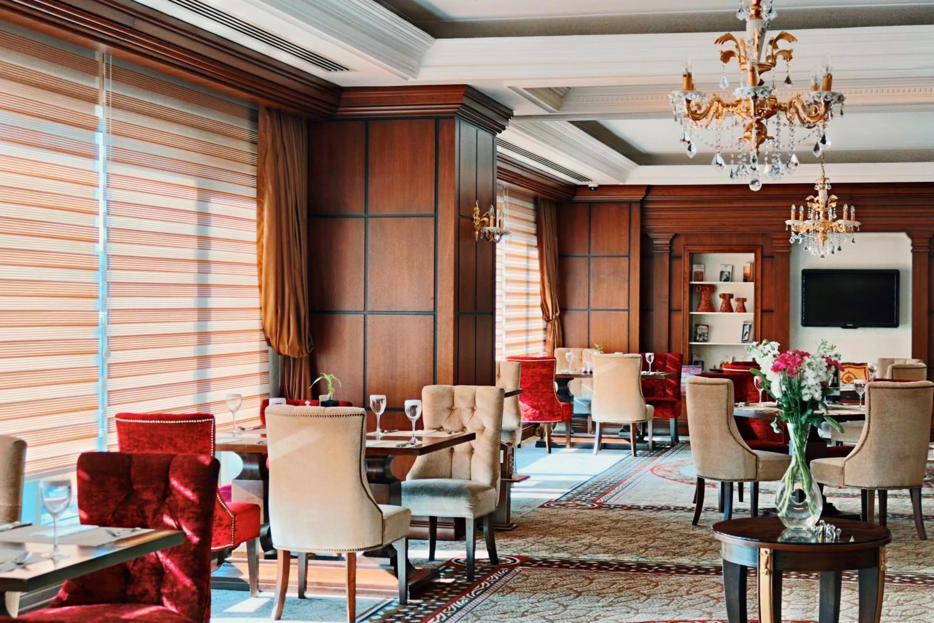 Lounge or bar in Crowne Plaza Istanbul Asia by IHG