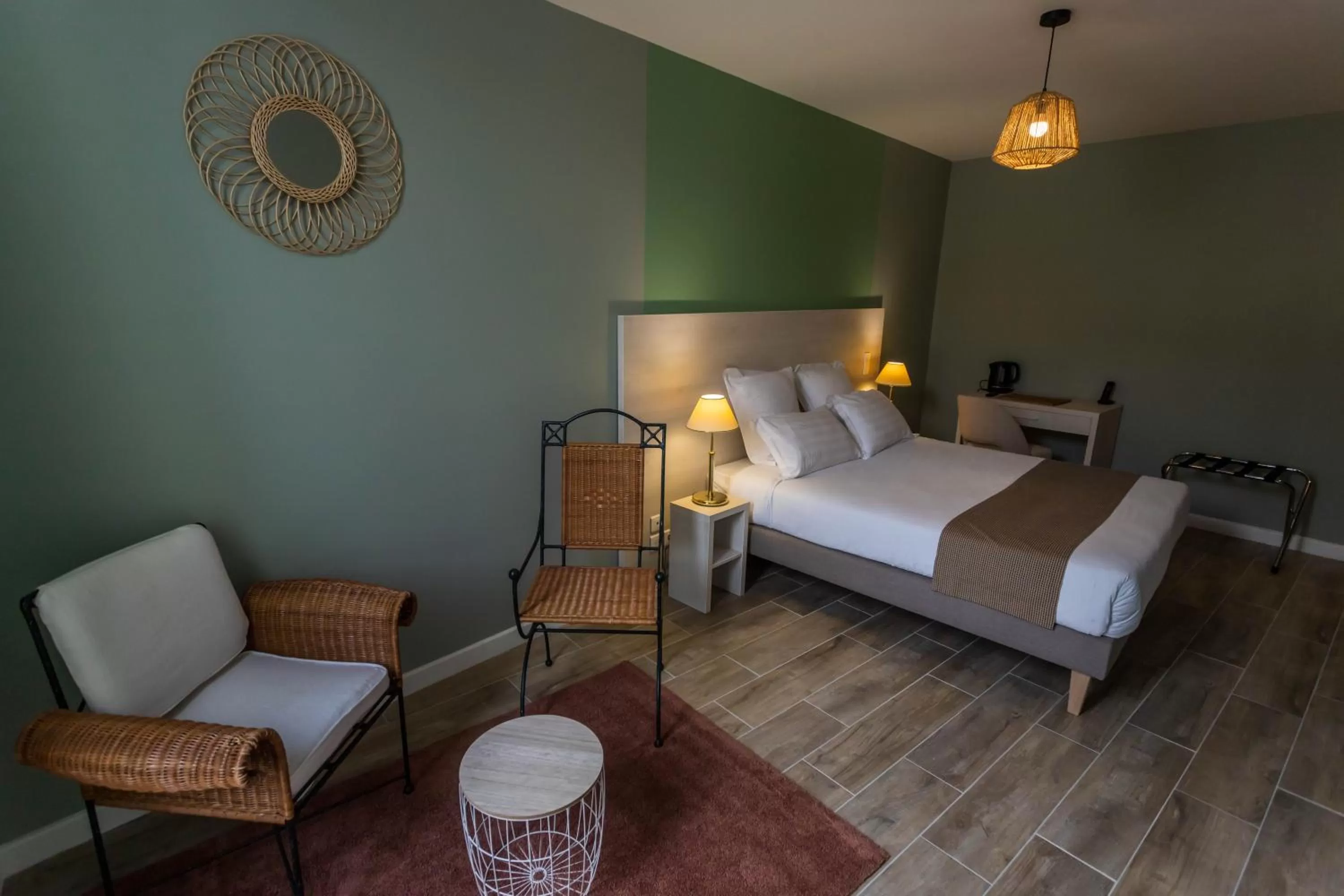 Property building, Bed in CÔTE GARONNE le BALCON DES DAMES -hôtel et restaurant- Tonneins Fauillet Marmande - vue panoramique bord de Garonne chambres climatisées