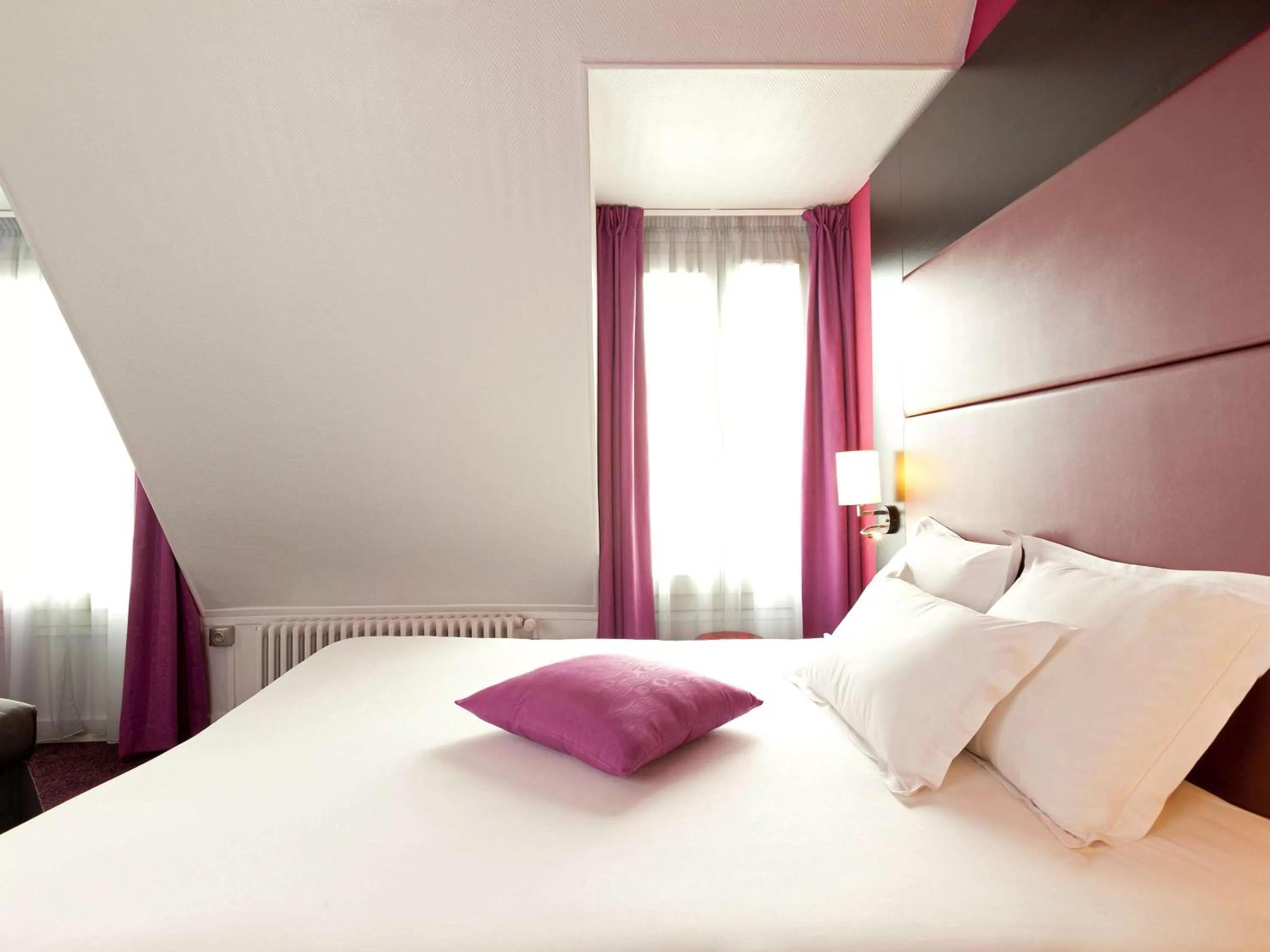 Photo of the whole room, Bed in Ibis Styles Paris Pigalle Montmartre