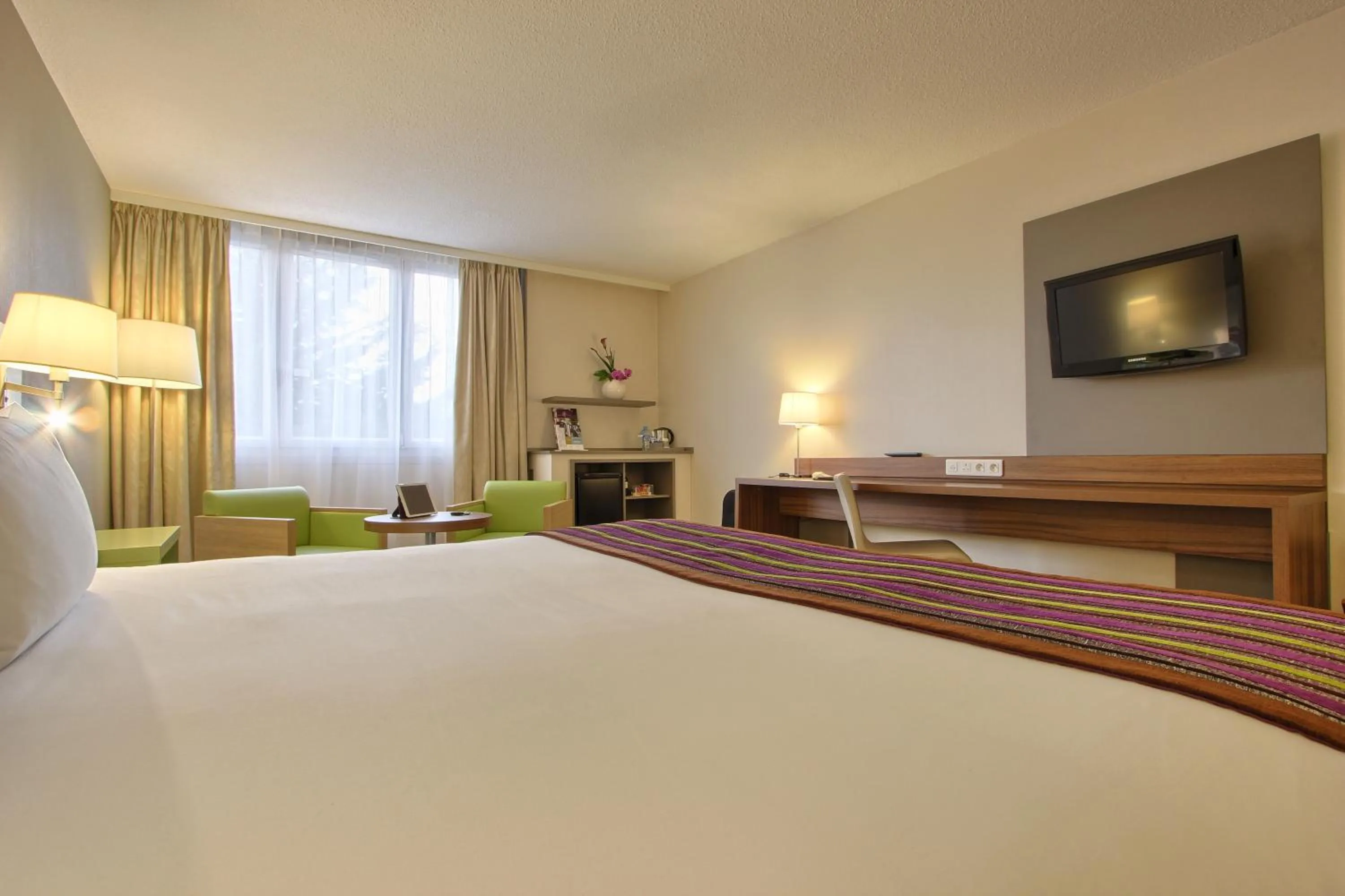 Photo of the whole room, Bed in Mercure Paris Velizy
