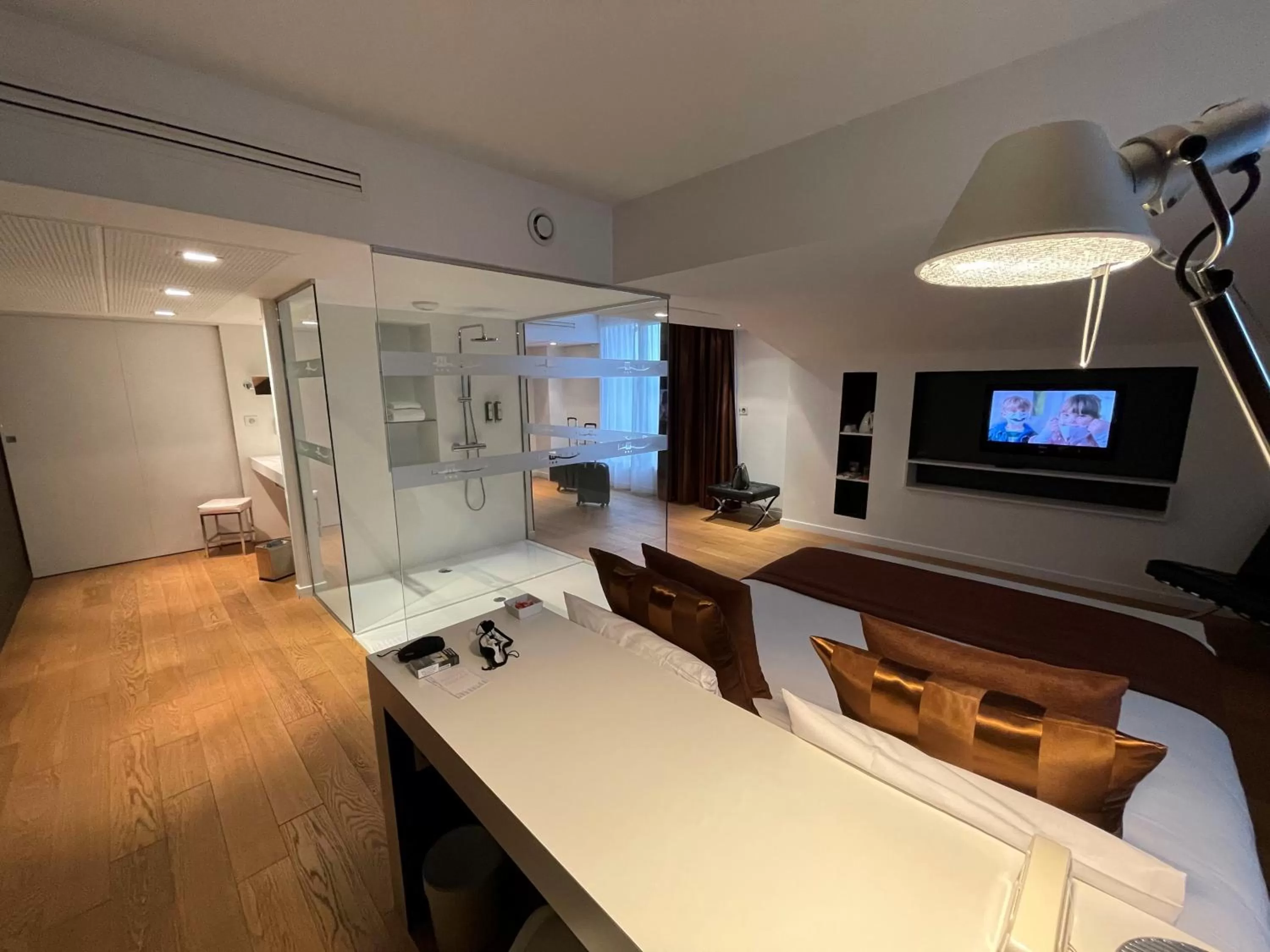 TV and multimedia in Hotel L'Hotan