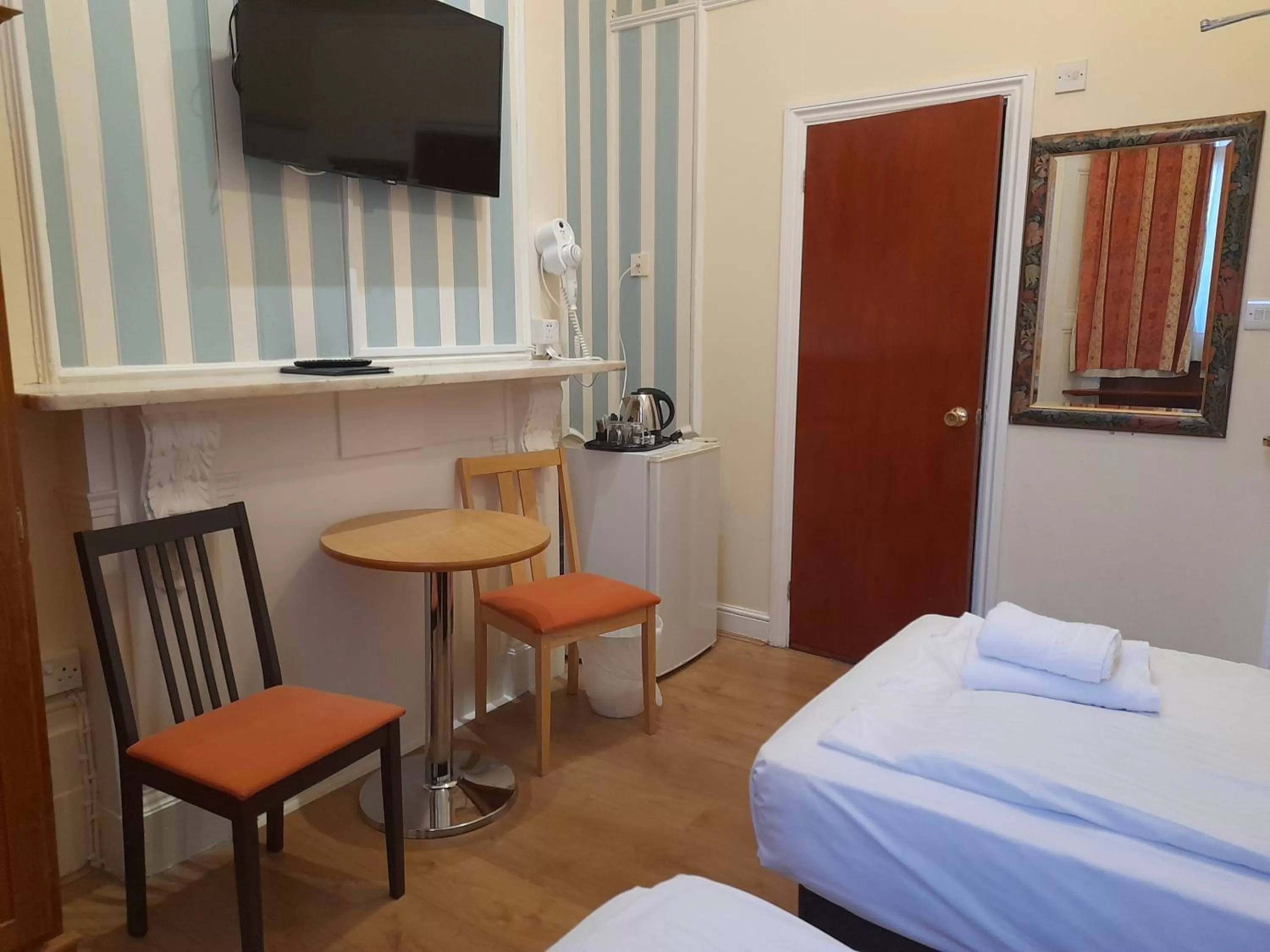 Seating area, Bed in Dolphin Hotel