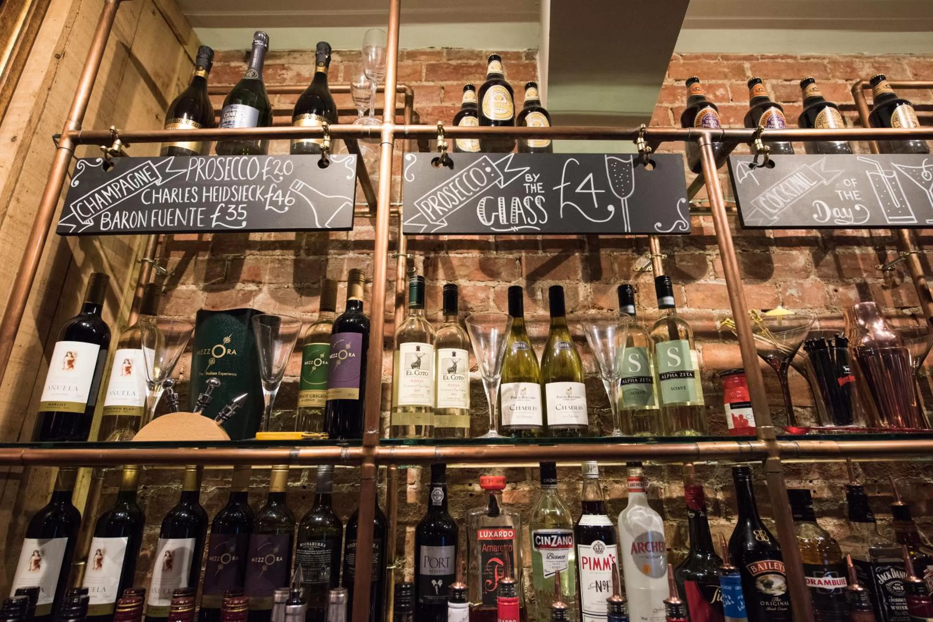 Lounge or bar in White Horse