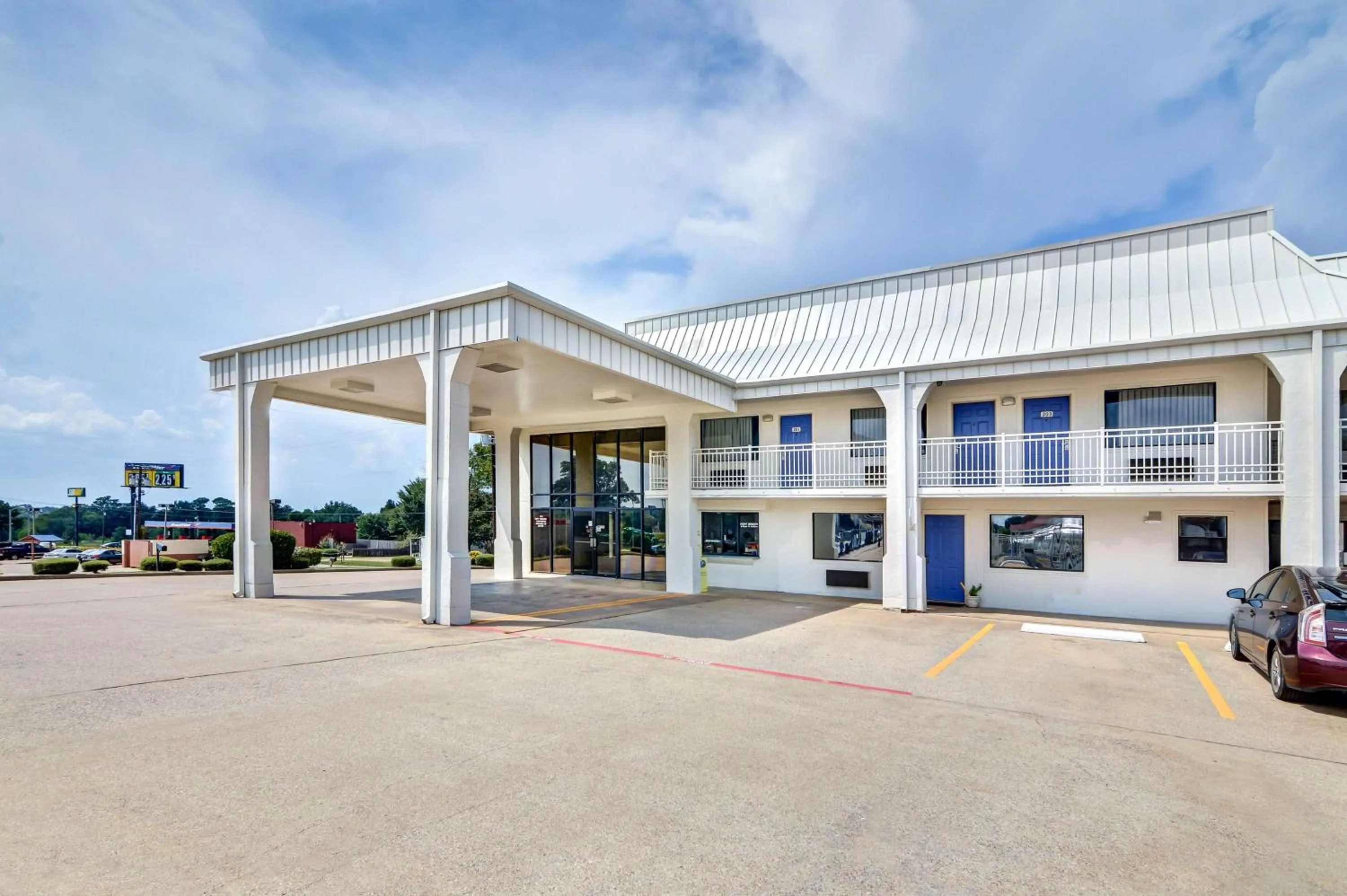 Property building in Motel 6-Lindale, TX