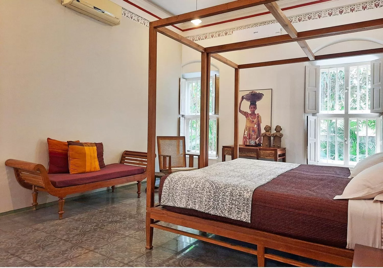 Photo of the whole room, Bed in Saratha Vilas Chettinad