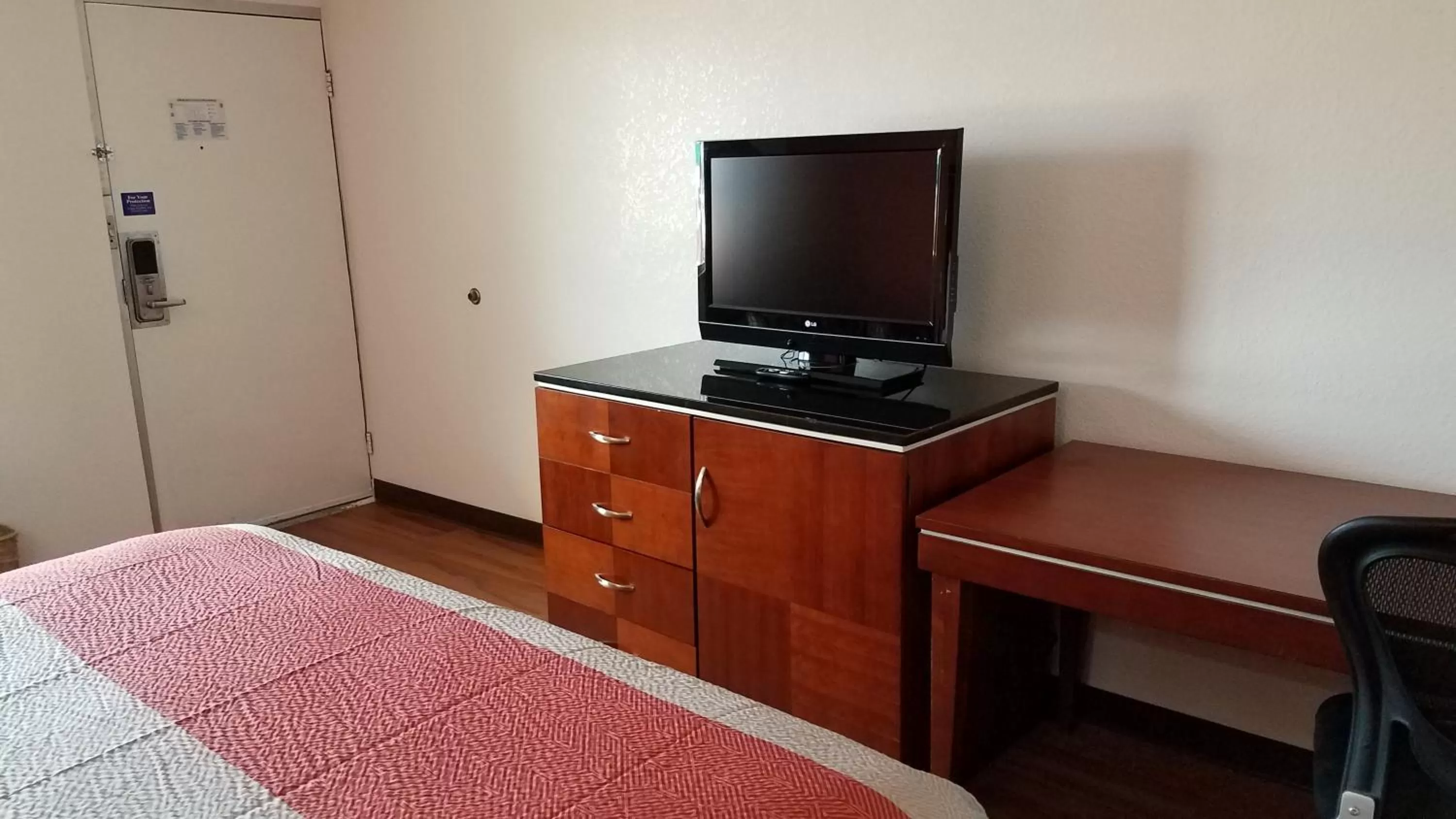TV/Entertainment Center in Motel 6-Alma, AR