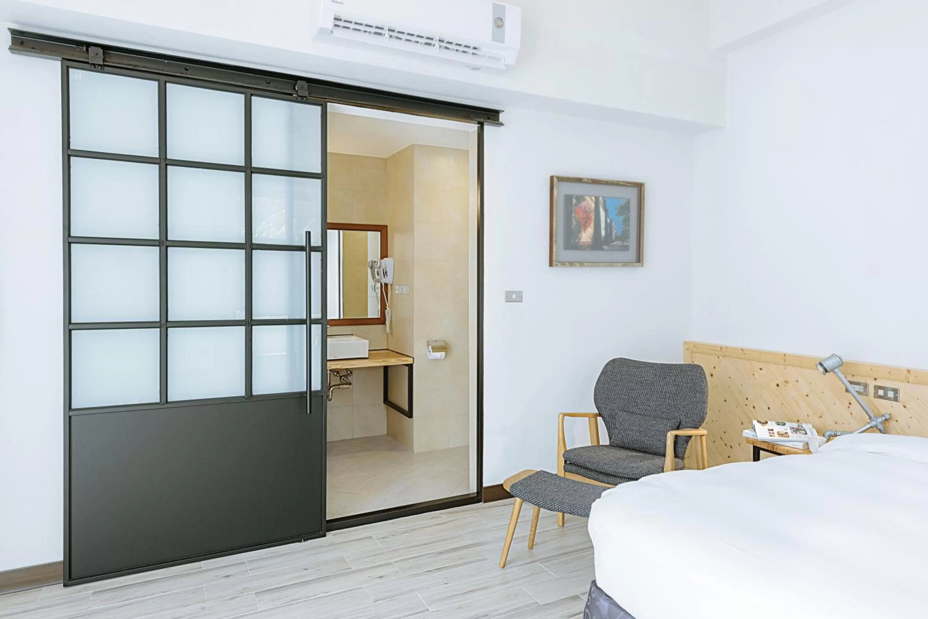 Bathroom, Bed in Chillax Inn B&B 恆春鬆塊民宿