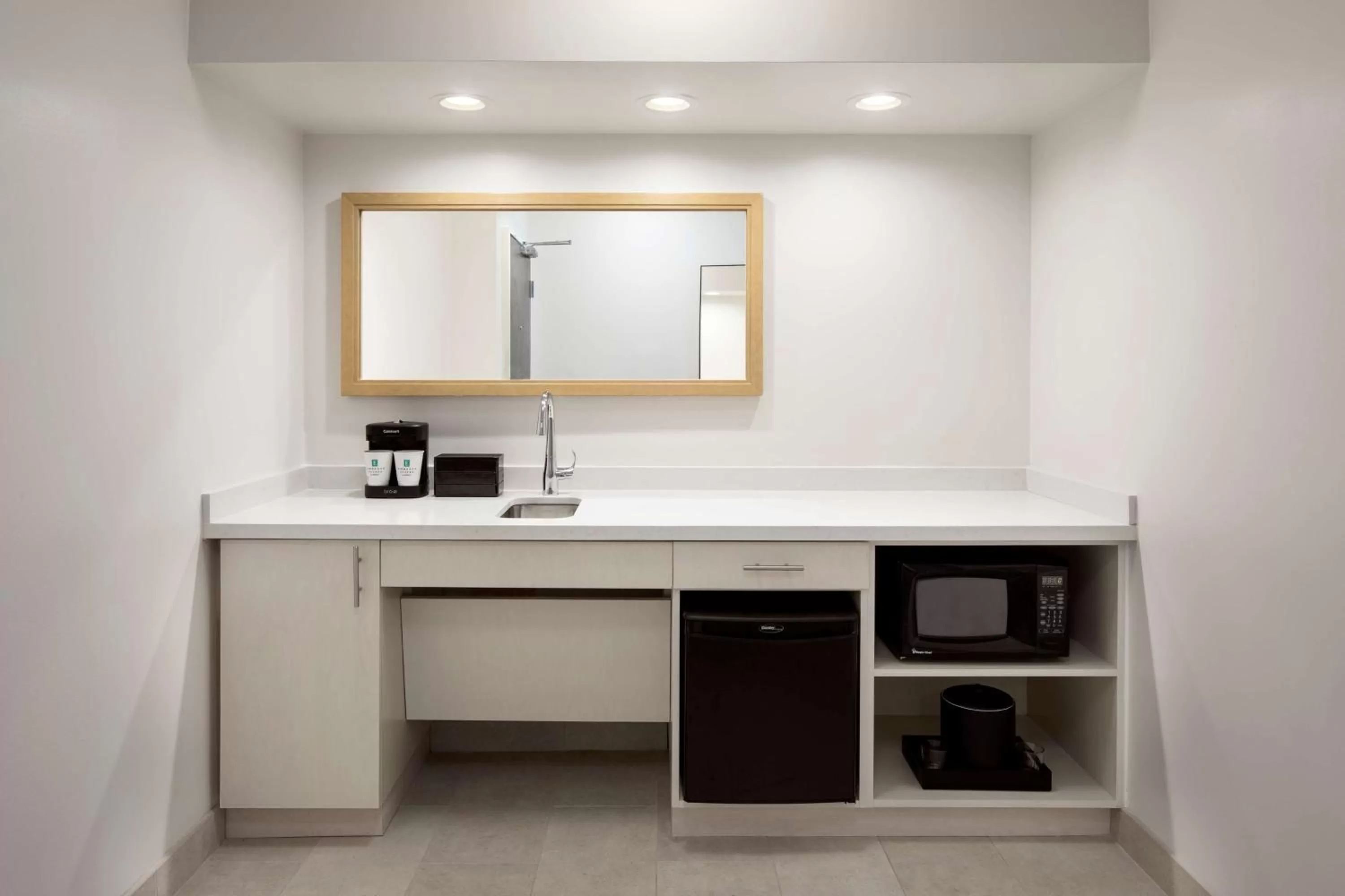 Photo of the whole room in Embassy Suites by Hilton Tampa Airport Westshore