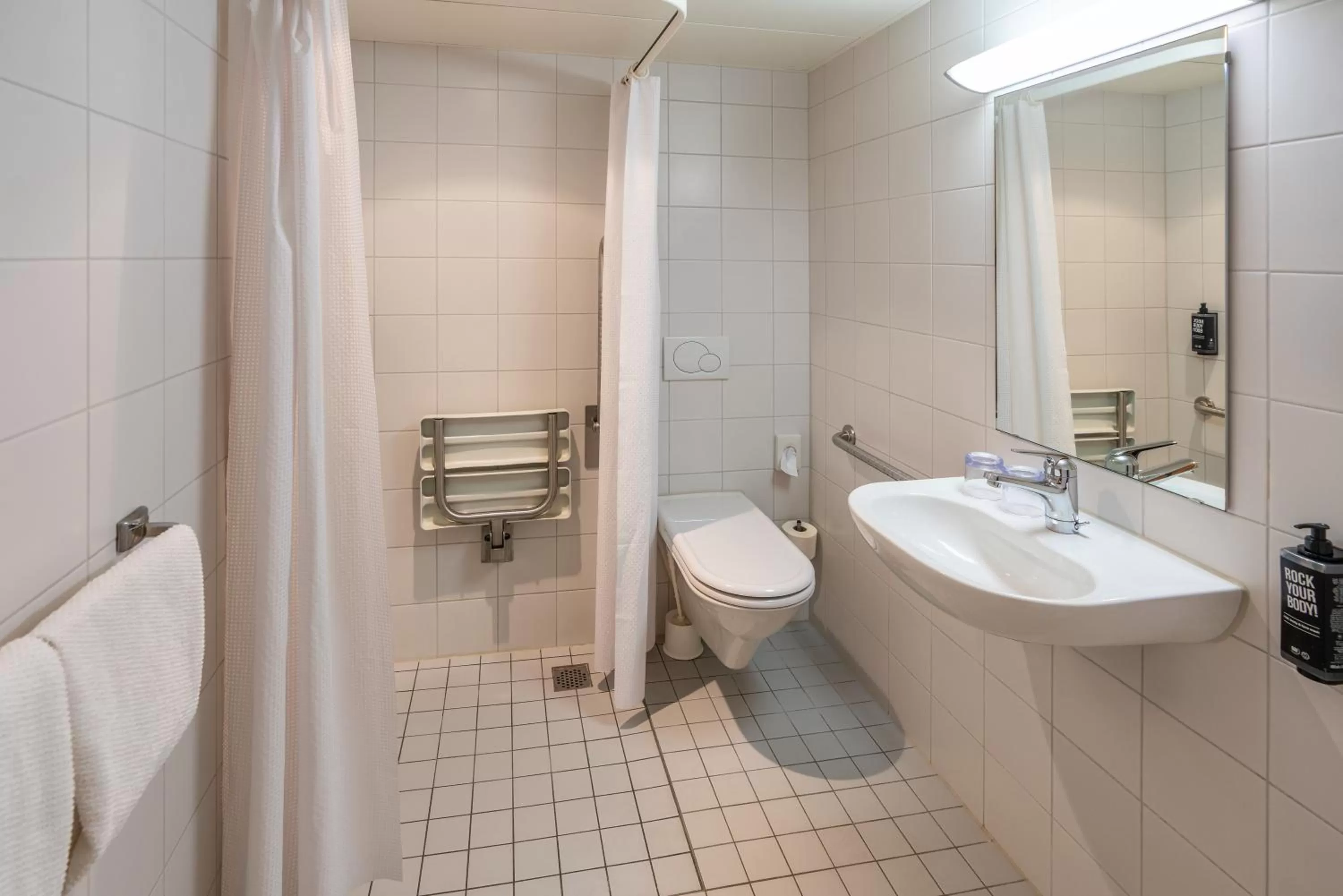 Bathroom in ibis budget Winterthur