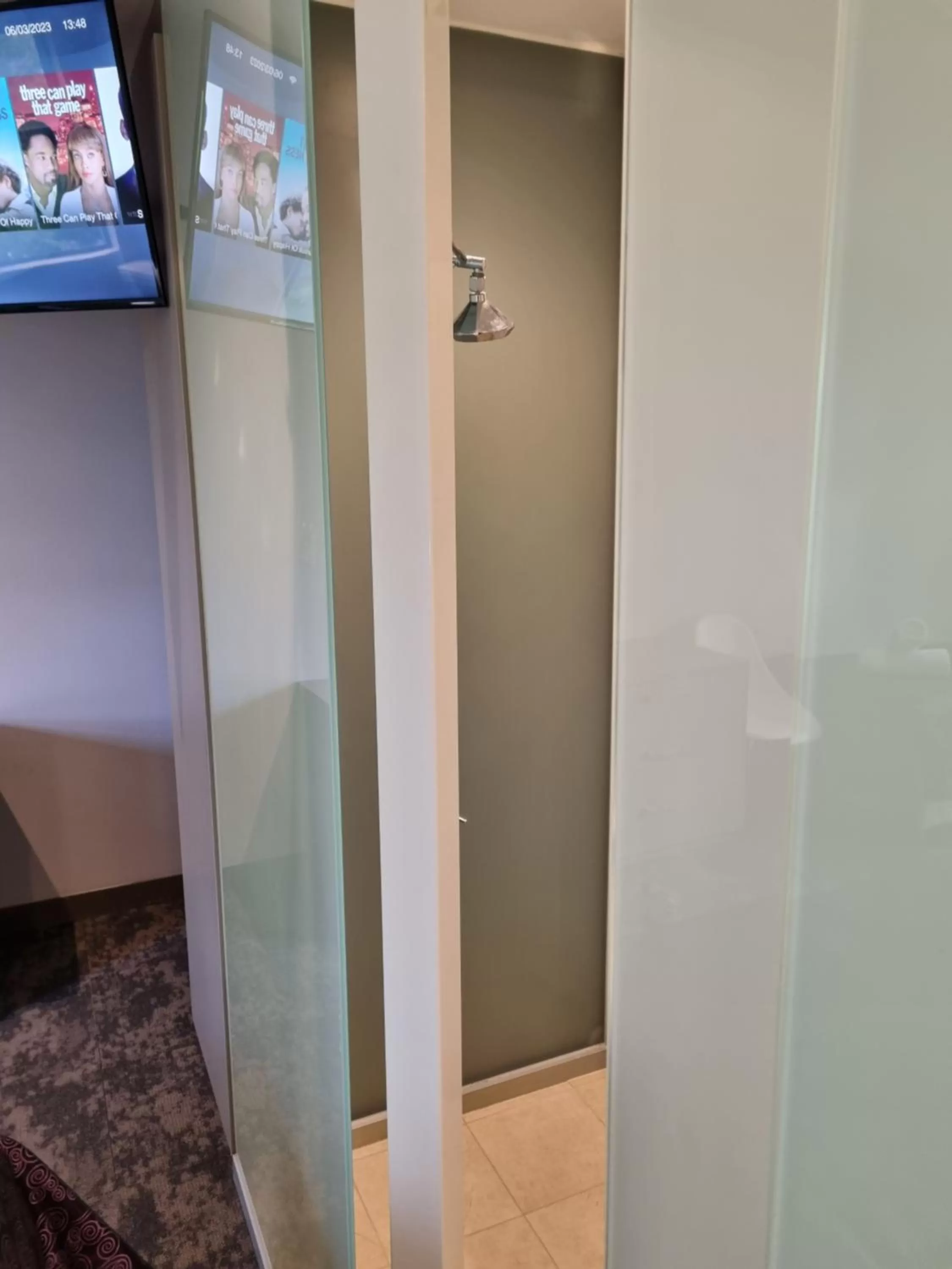 Shower, Bathroom in MVV Motel & Comfy Kew Apartments