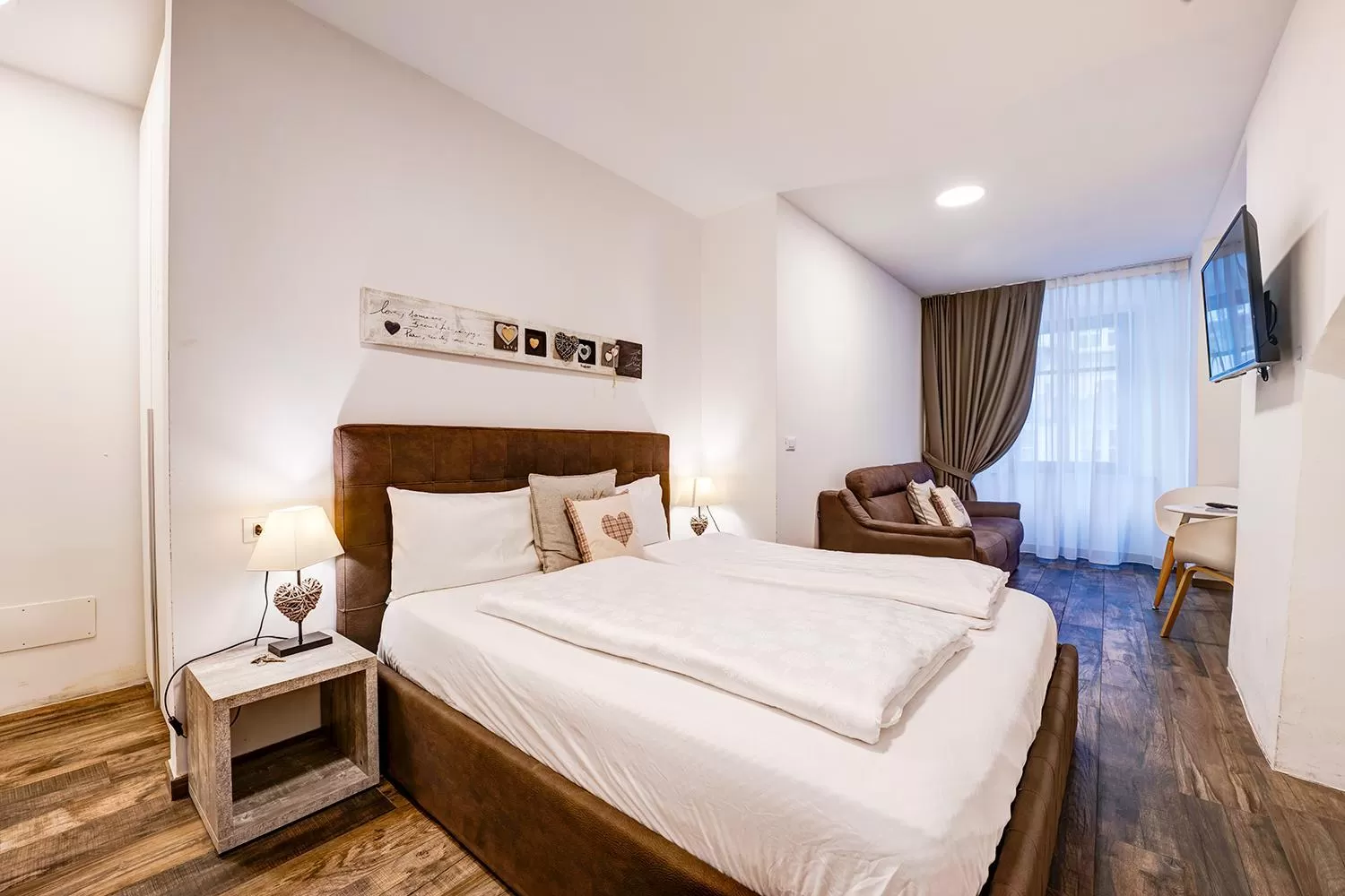 Photo of the whole room, Bed in Taste Living