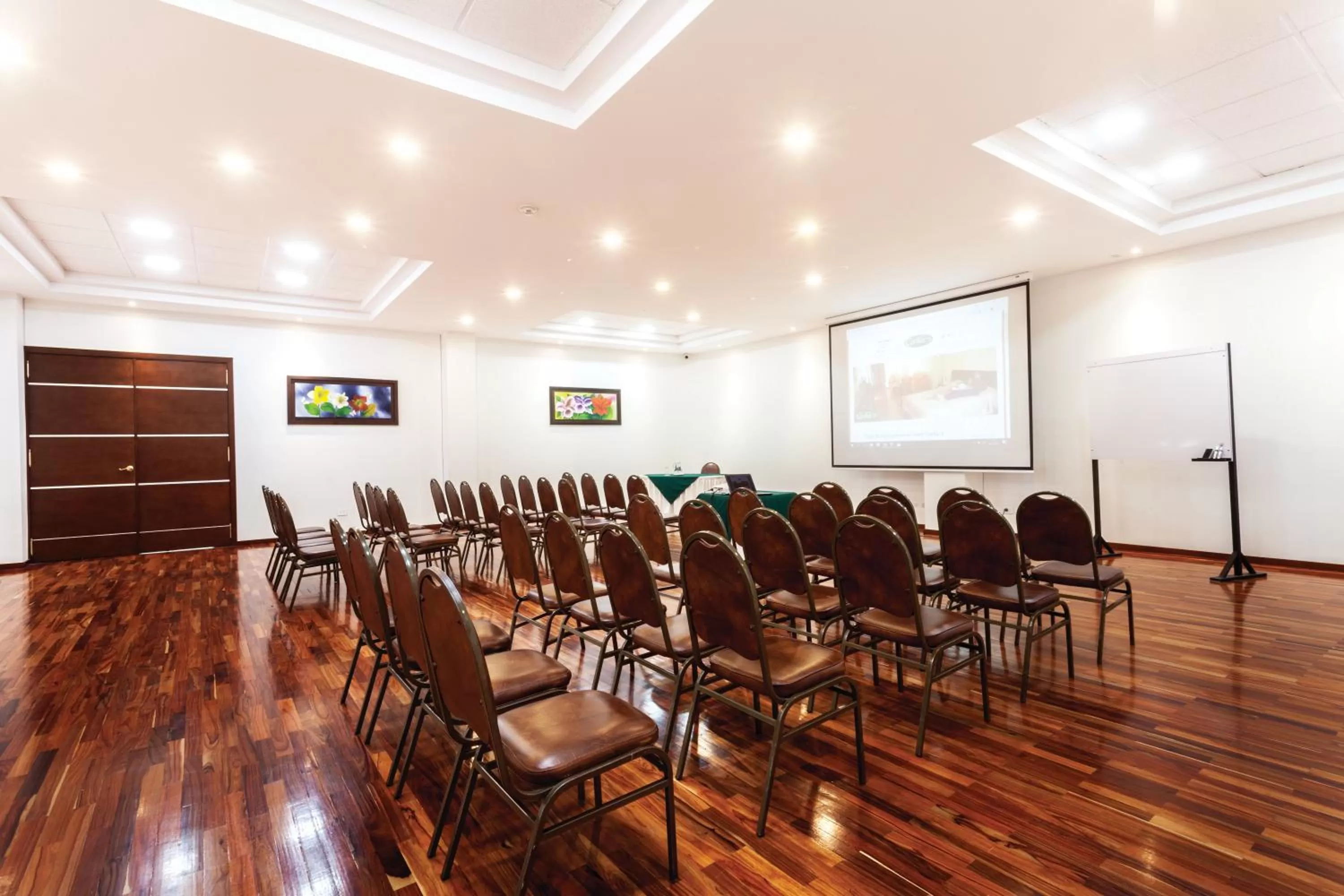 Lounge or bar in Hotel Cuellars