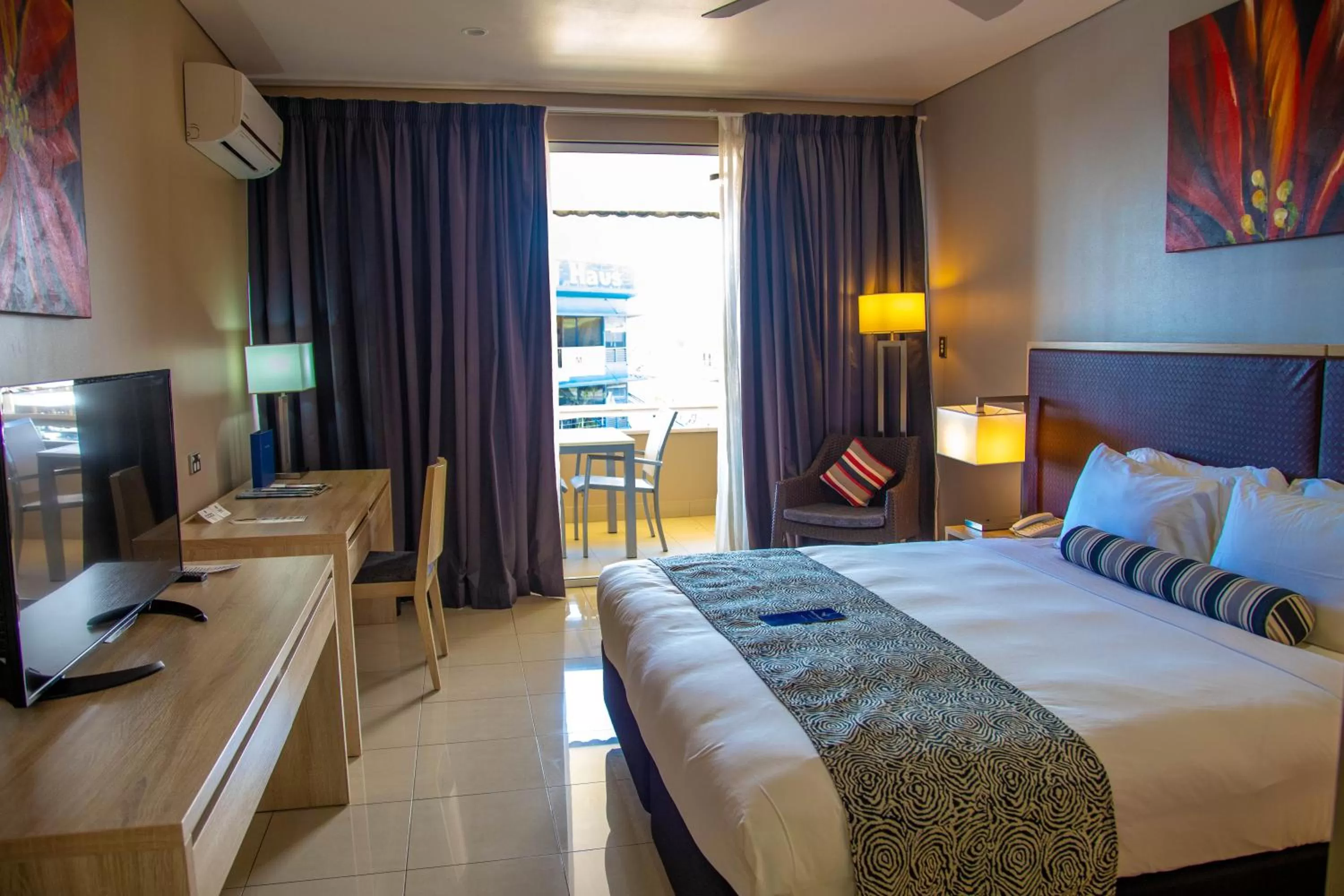 Bedroom, Bed in Bird Of Paradise Hotel