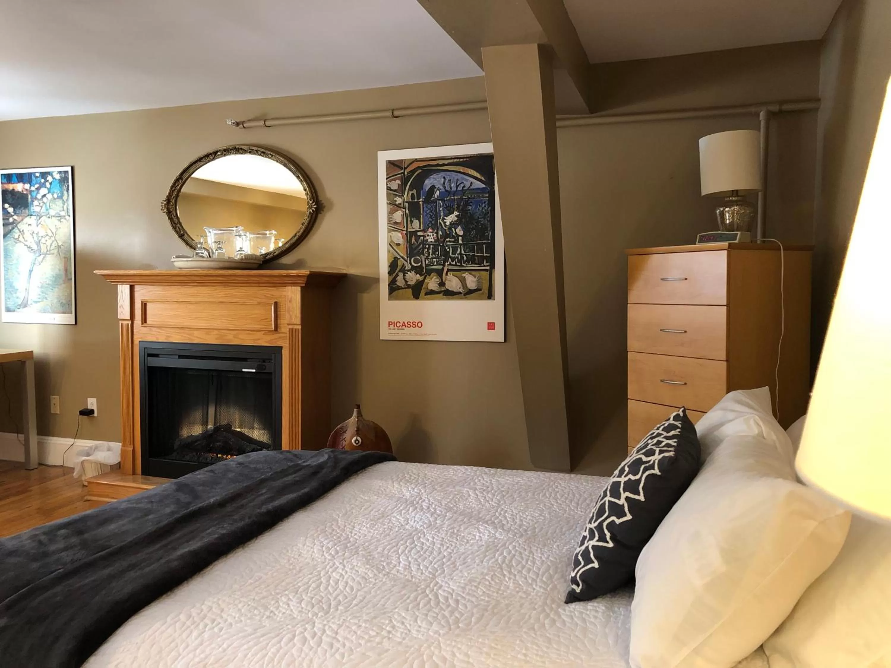 Bedroom, Bed in Leaside Manor