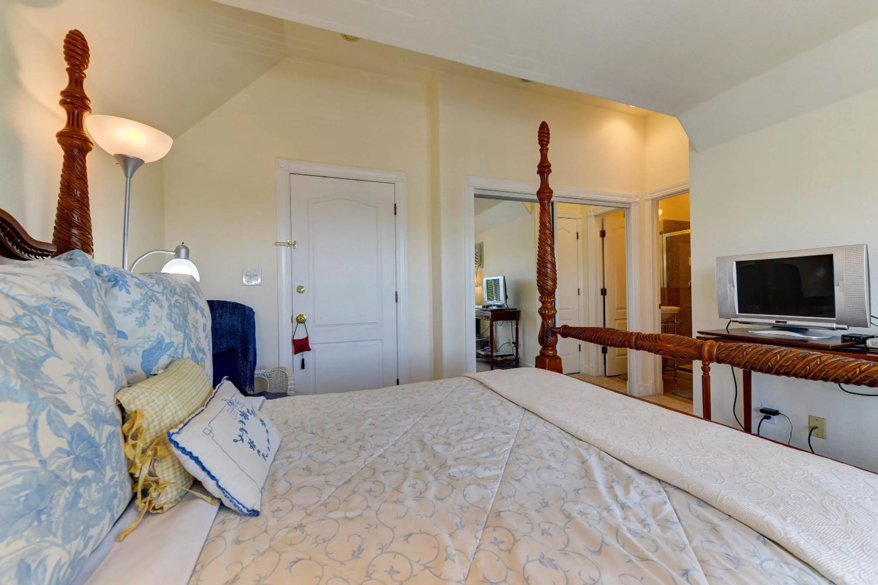 Bedroom, Bed in The St. Mary's Inn, Bed and Breakfast