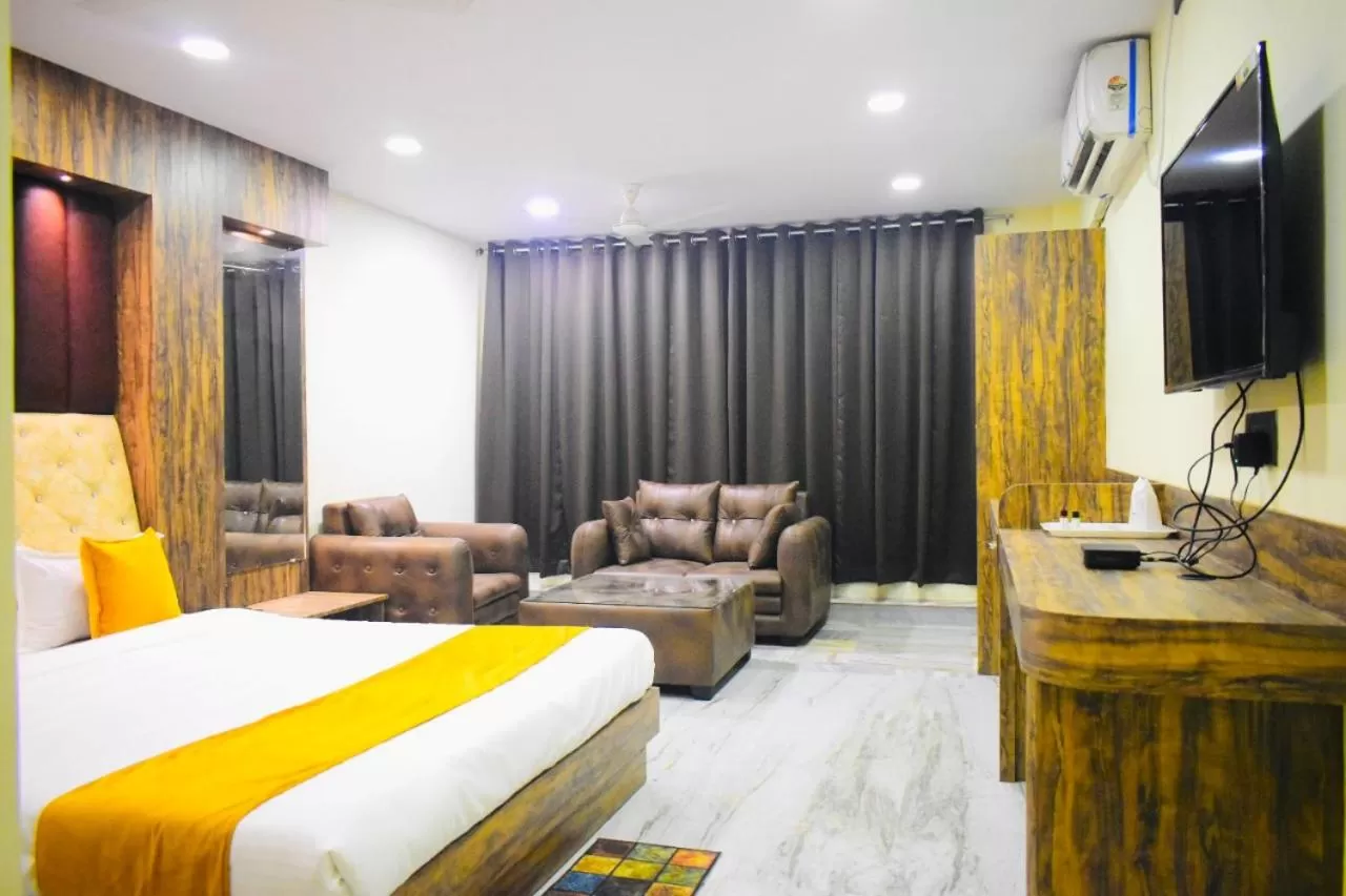 Communal lounge/ TV room, Bed in Hotel Grand Residency