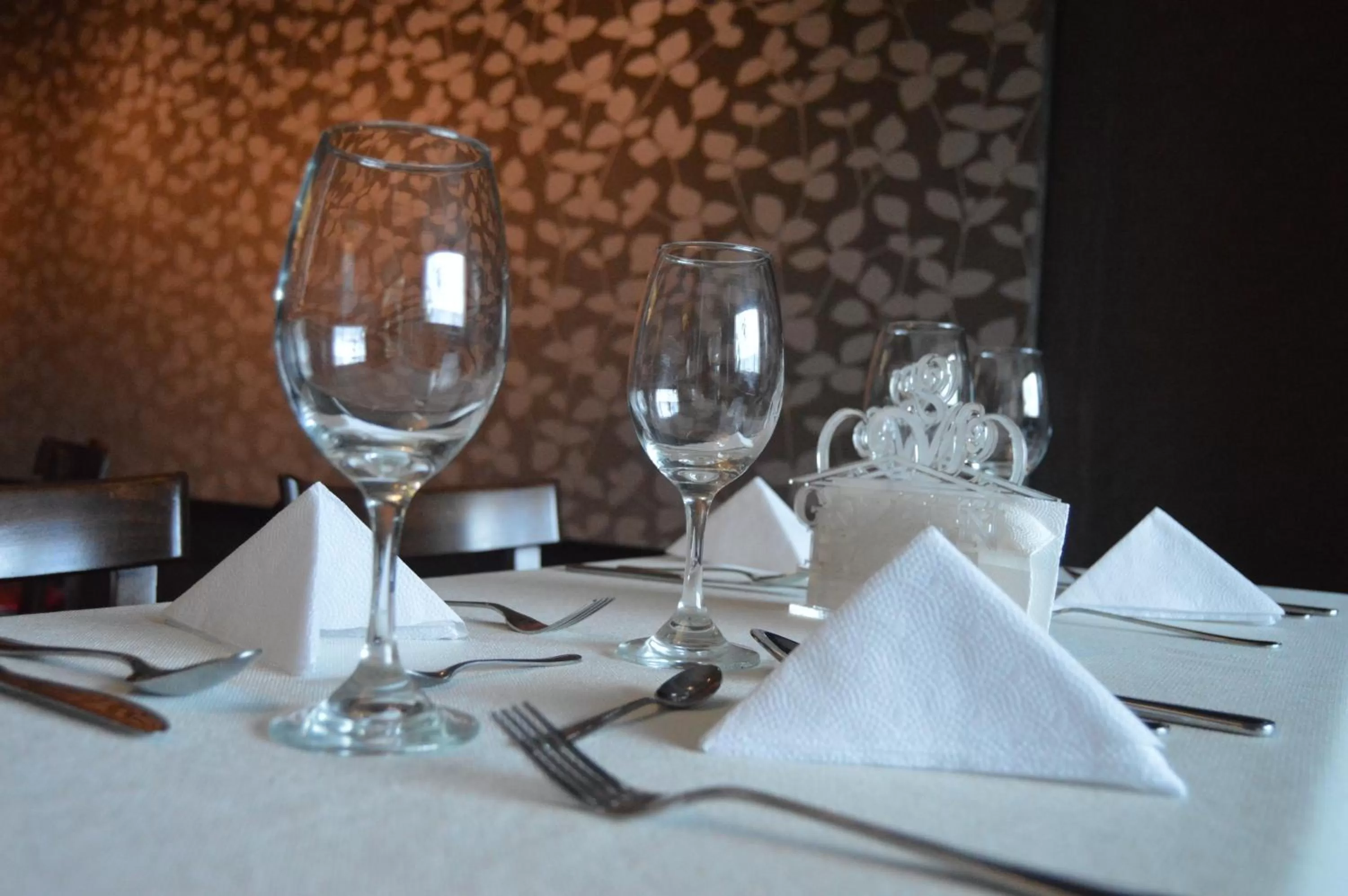 Restaurant/places to eat in Golden House Hotel & Convention Center